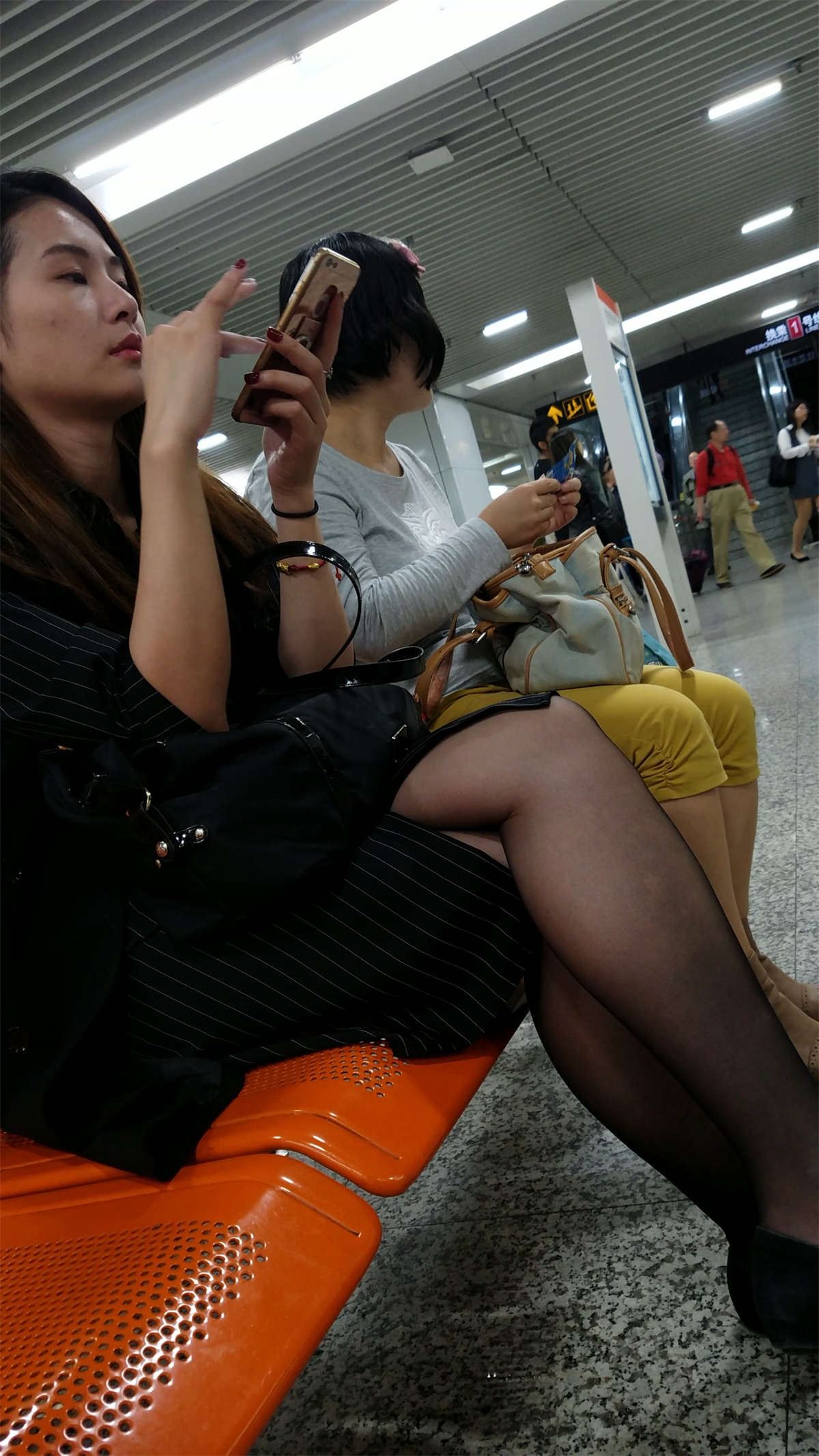 玩手机的黑丝高跟
