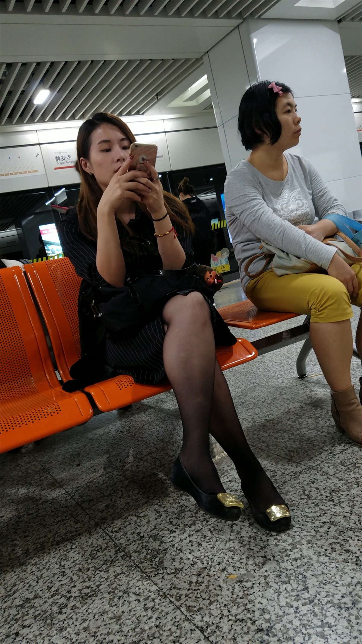 玩手机的黑丝高跟