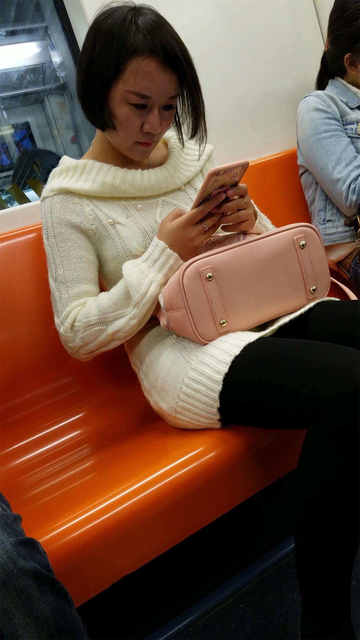 地铁上的黑丝高跟美女