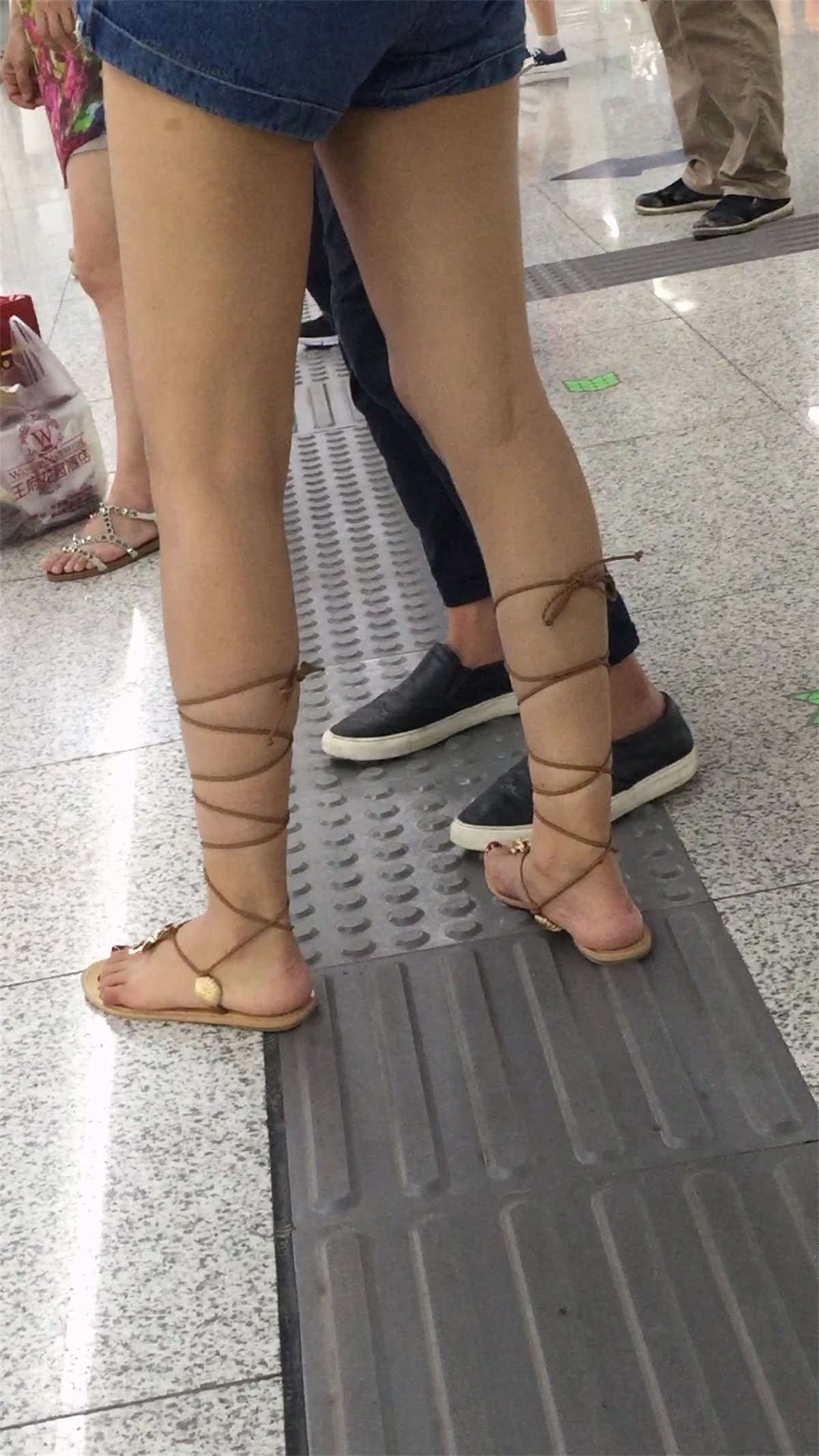 街拍长腿MM