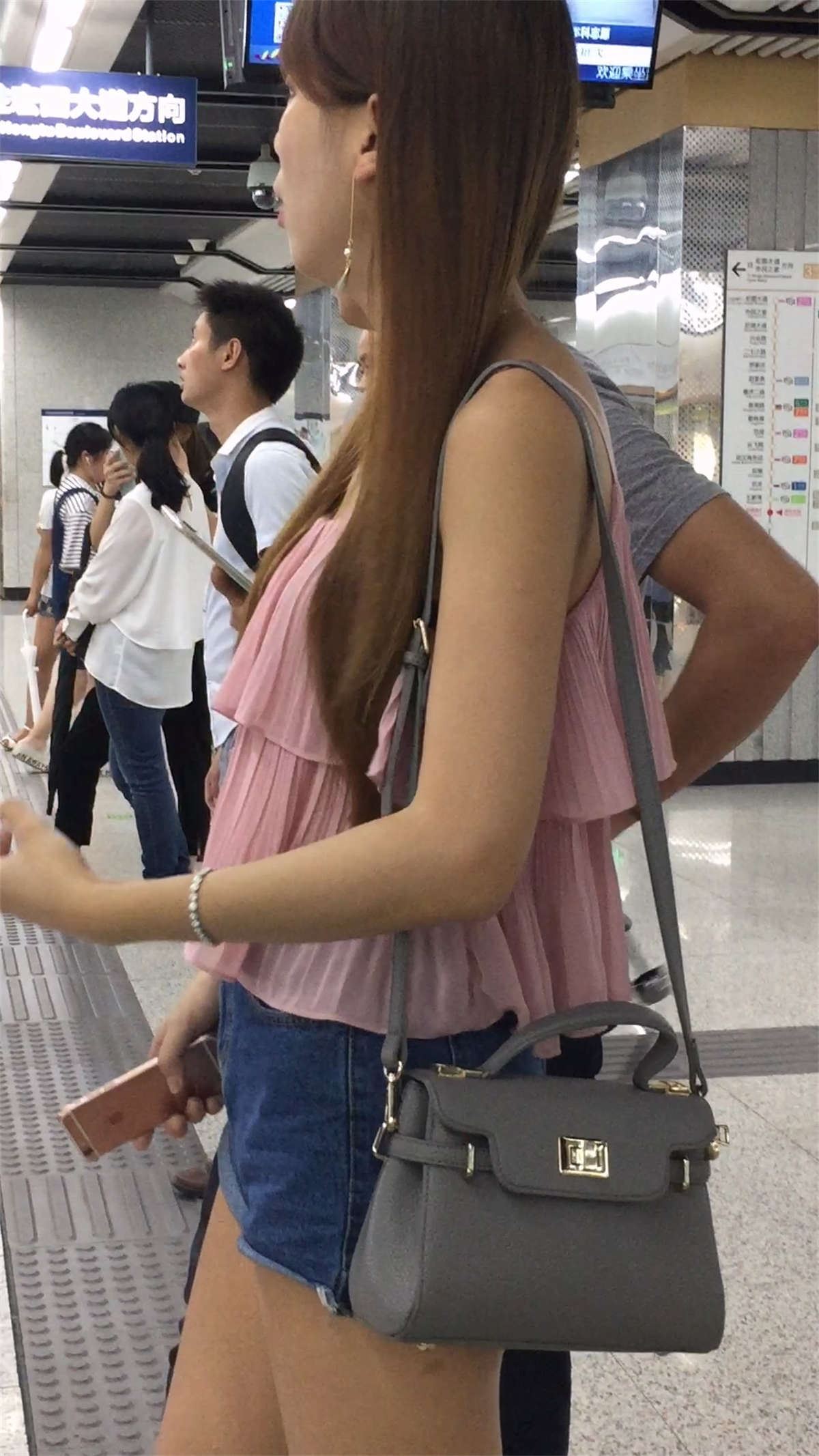 街拍长腿MM