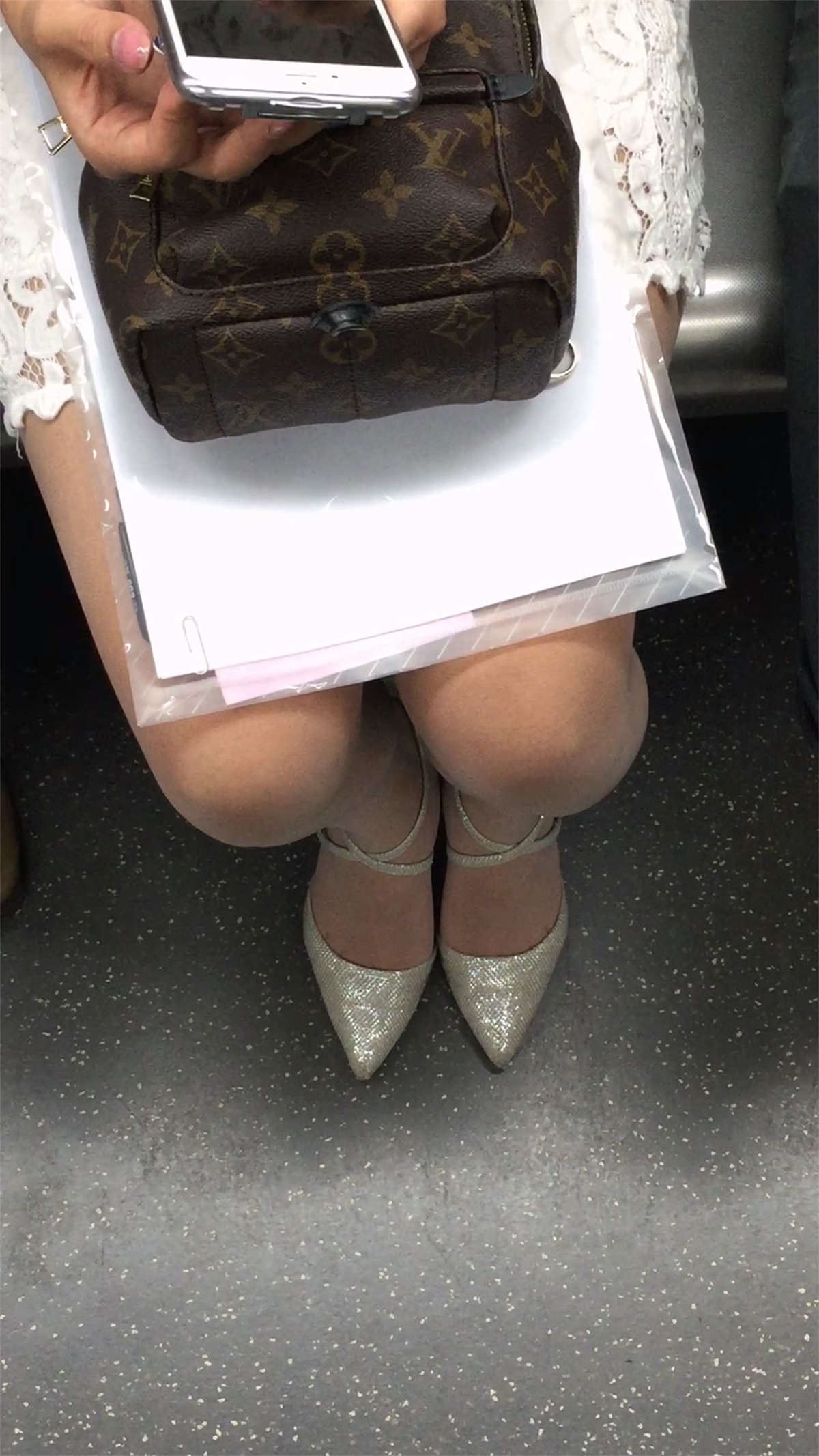 地铁极品美女肉丝美腿