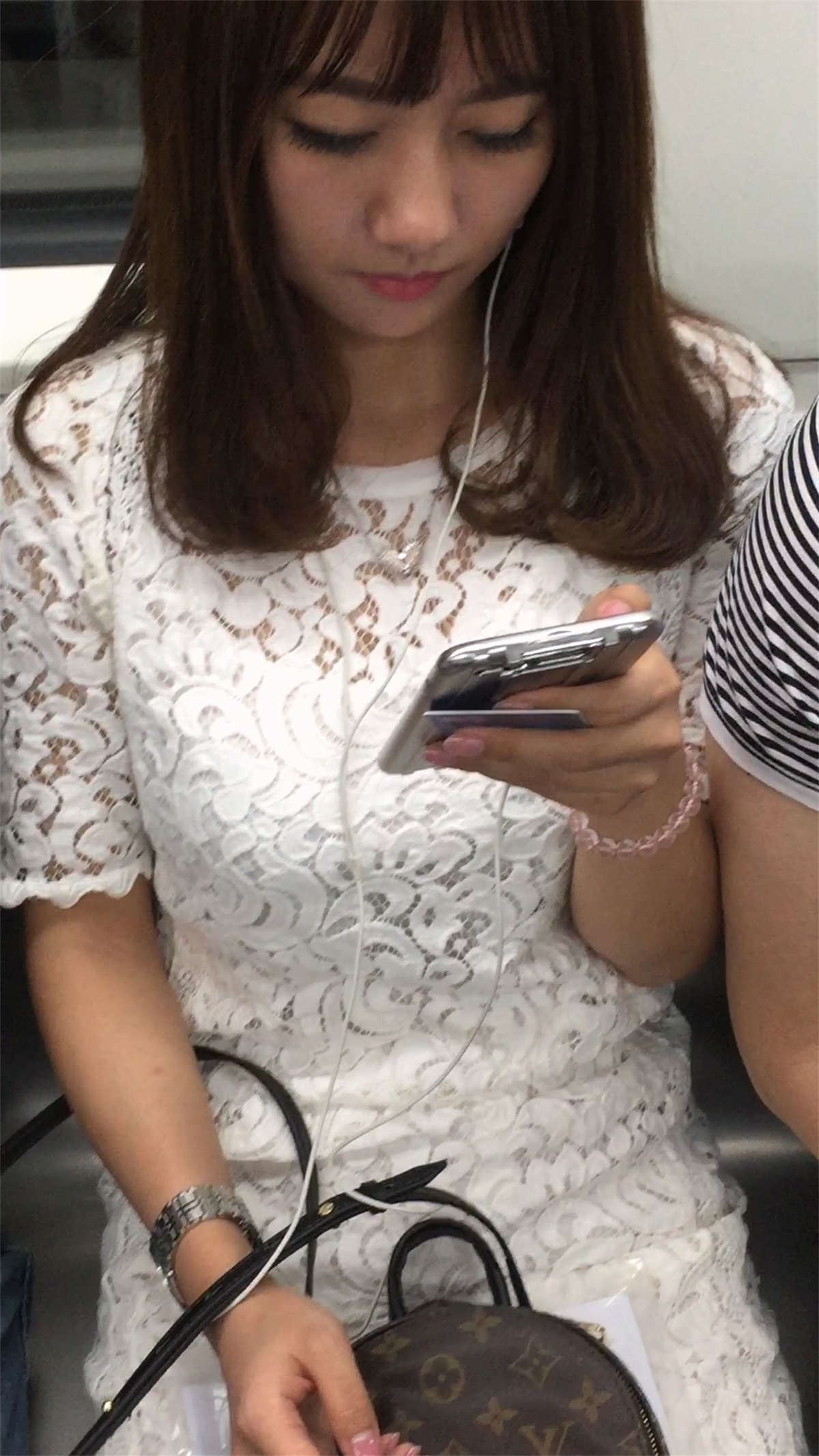 地铁极品美女肉丝美腿
