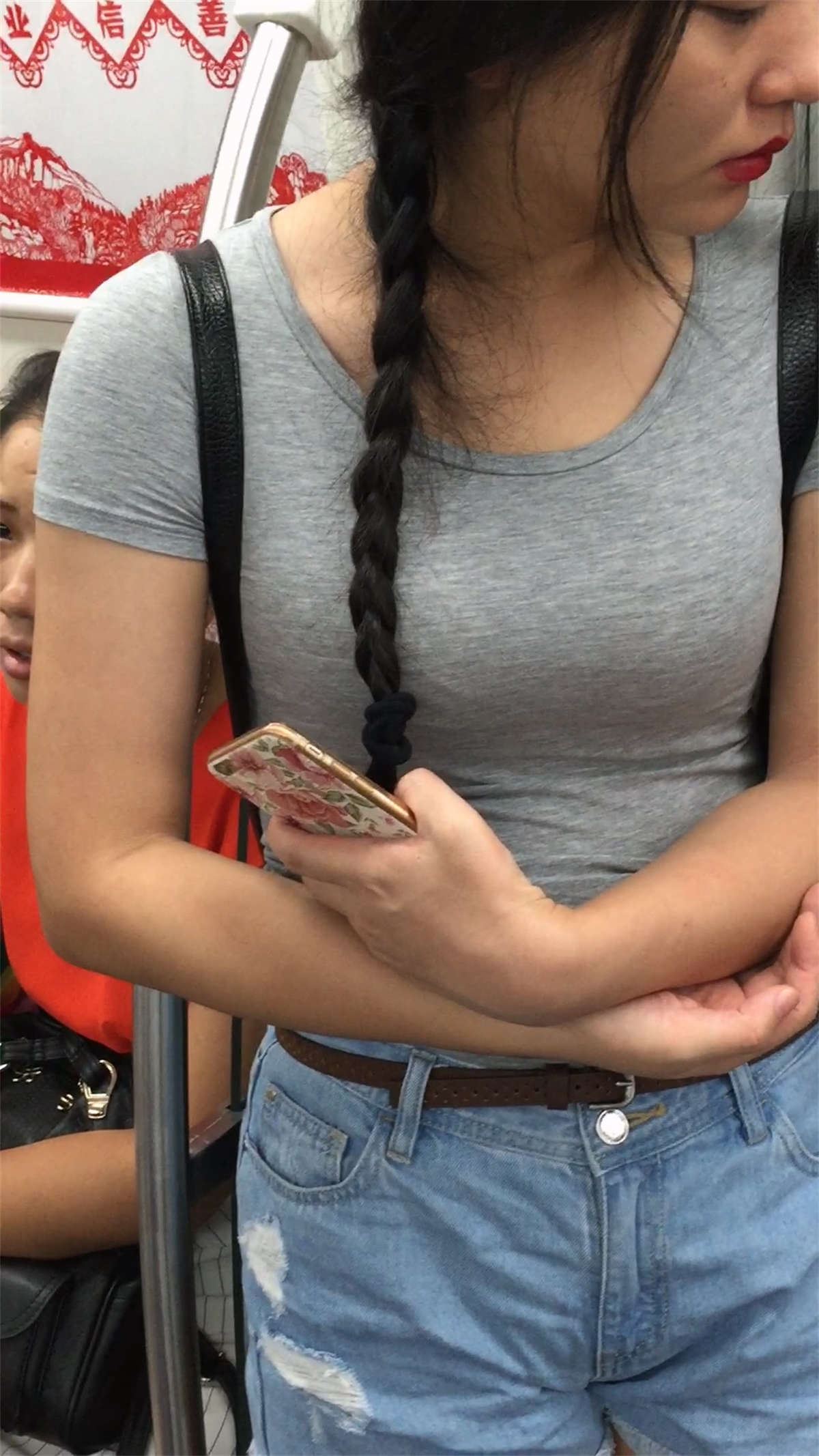 地铁上的极品短裤妹子