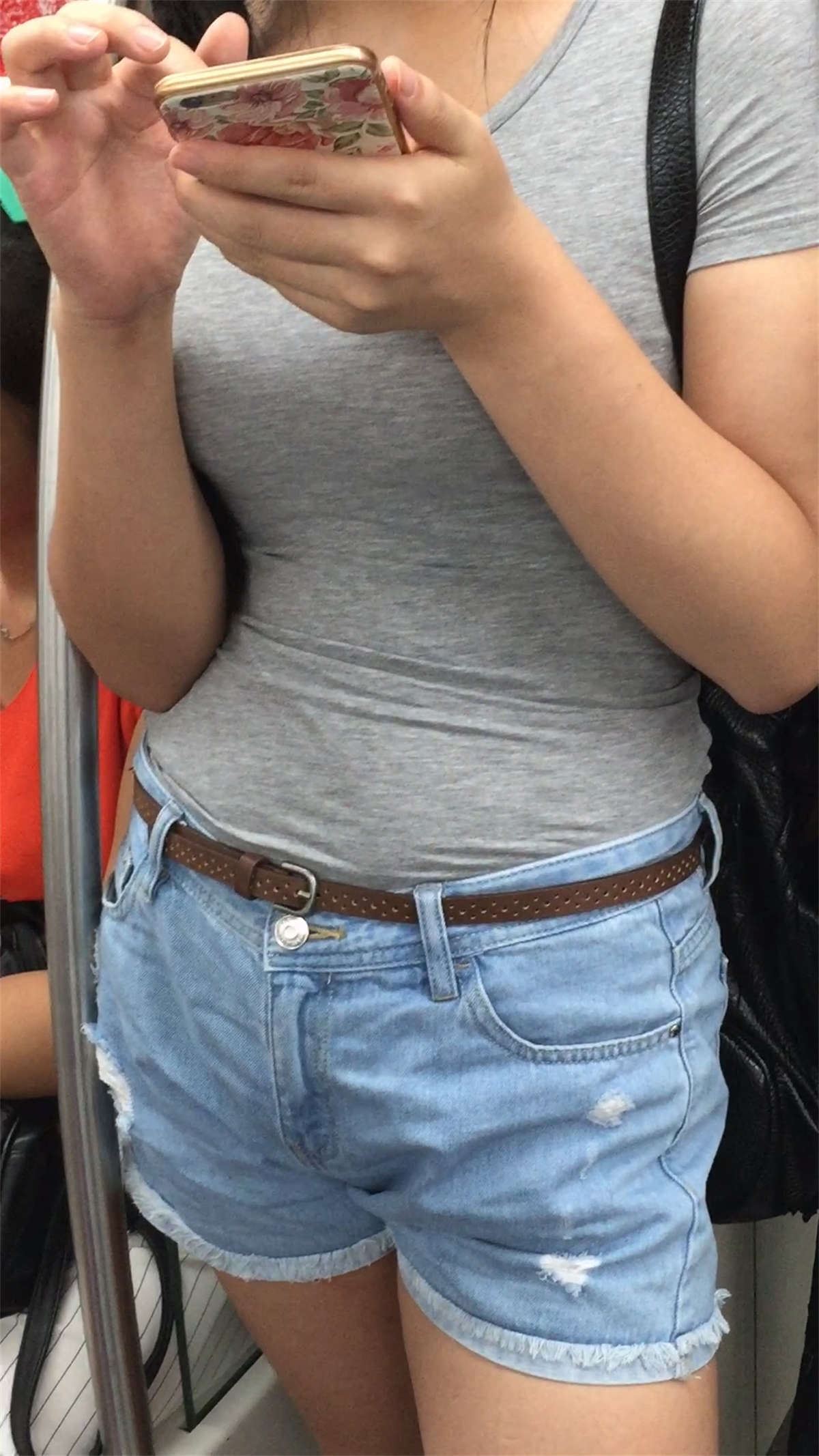 地铁上的极品短裤妹子