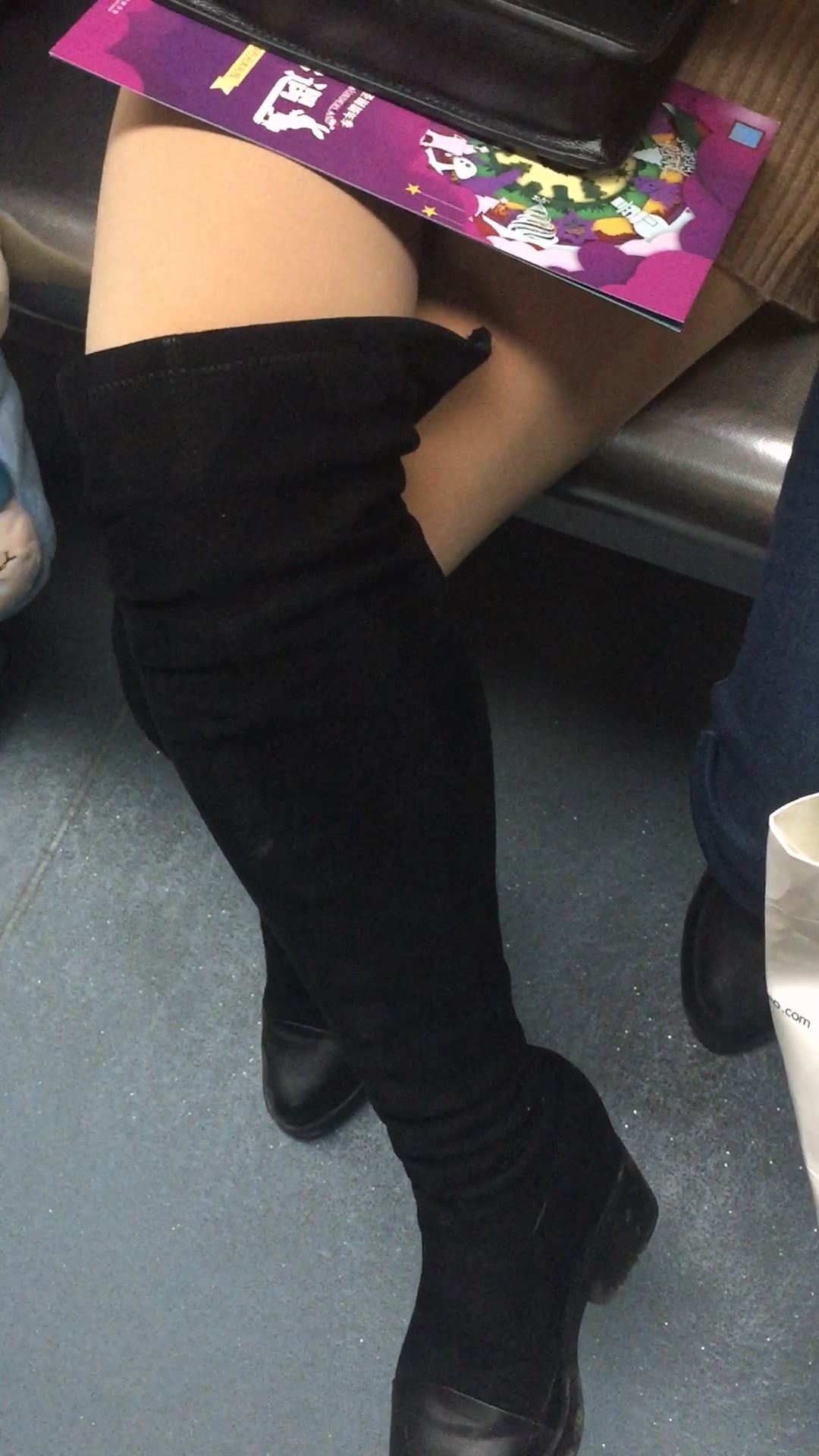 街拍肉丝靴子MM