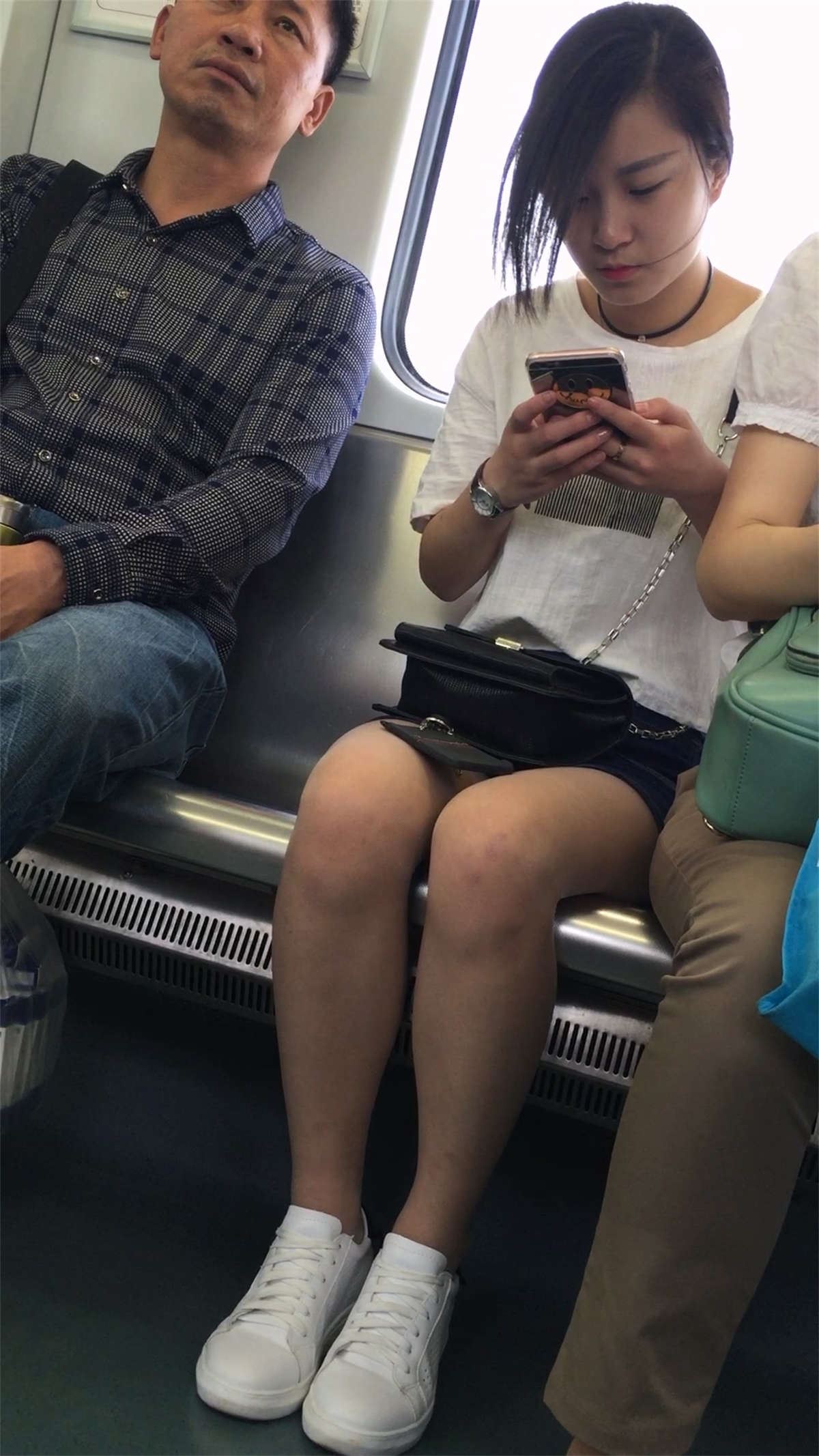 地铁上的漂亮美眉