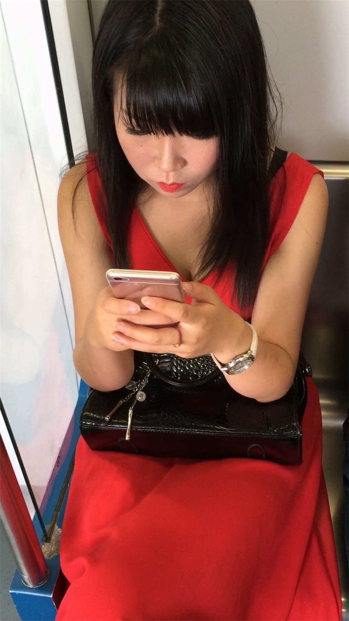 漂亮红衣高跟MM，事业线诱惑