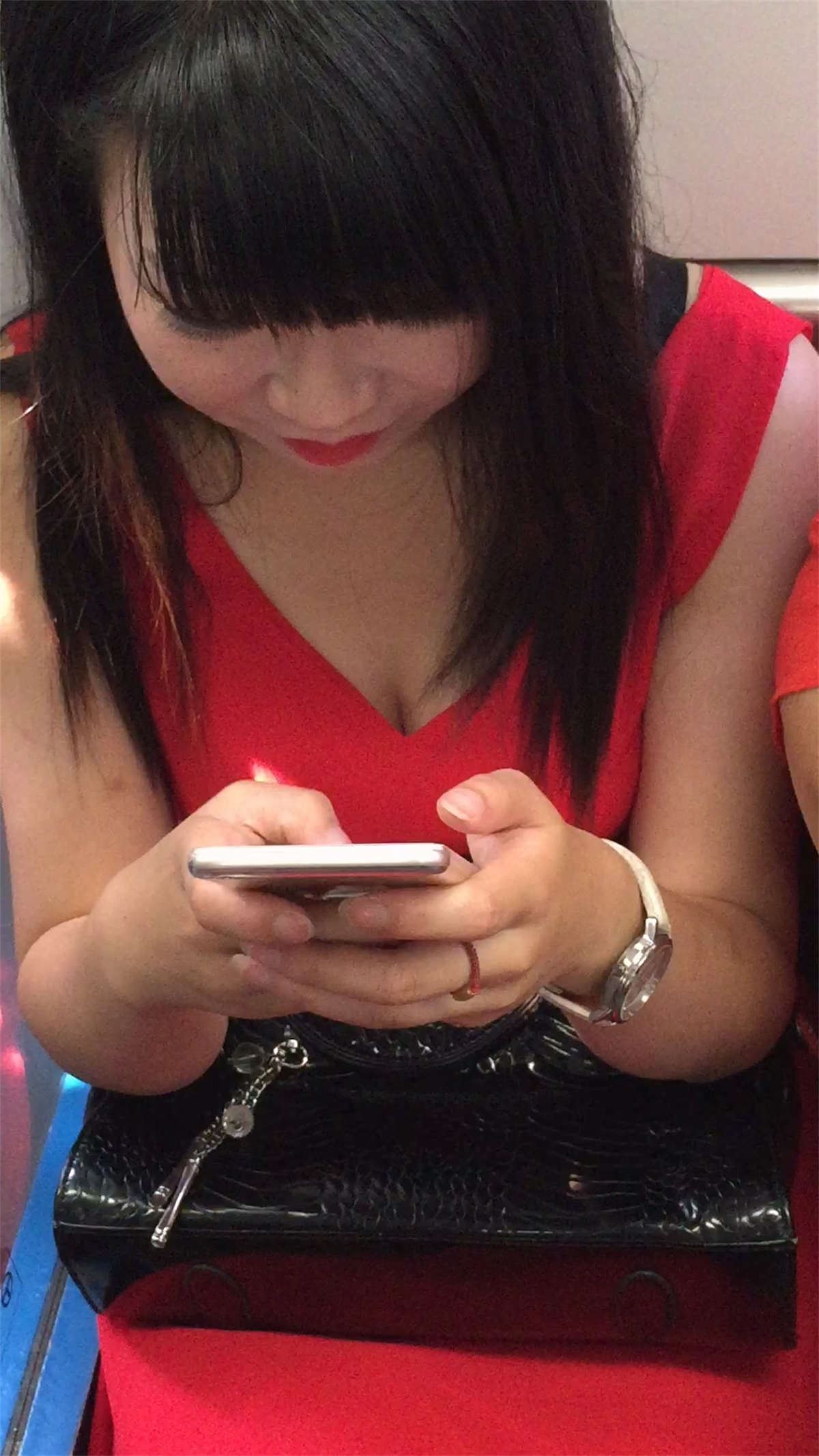 漂亮红衣高跟MM，事业线诱惑
