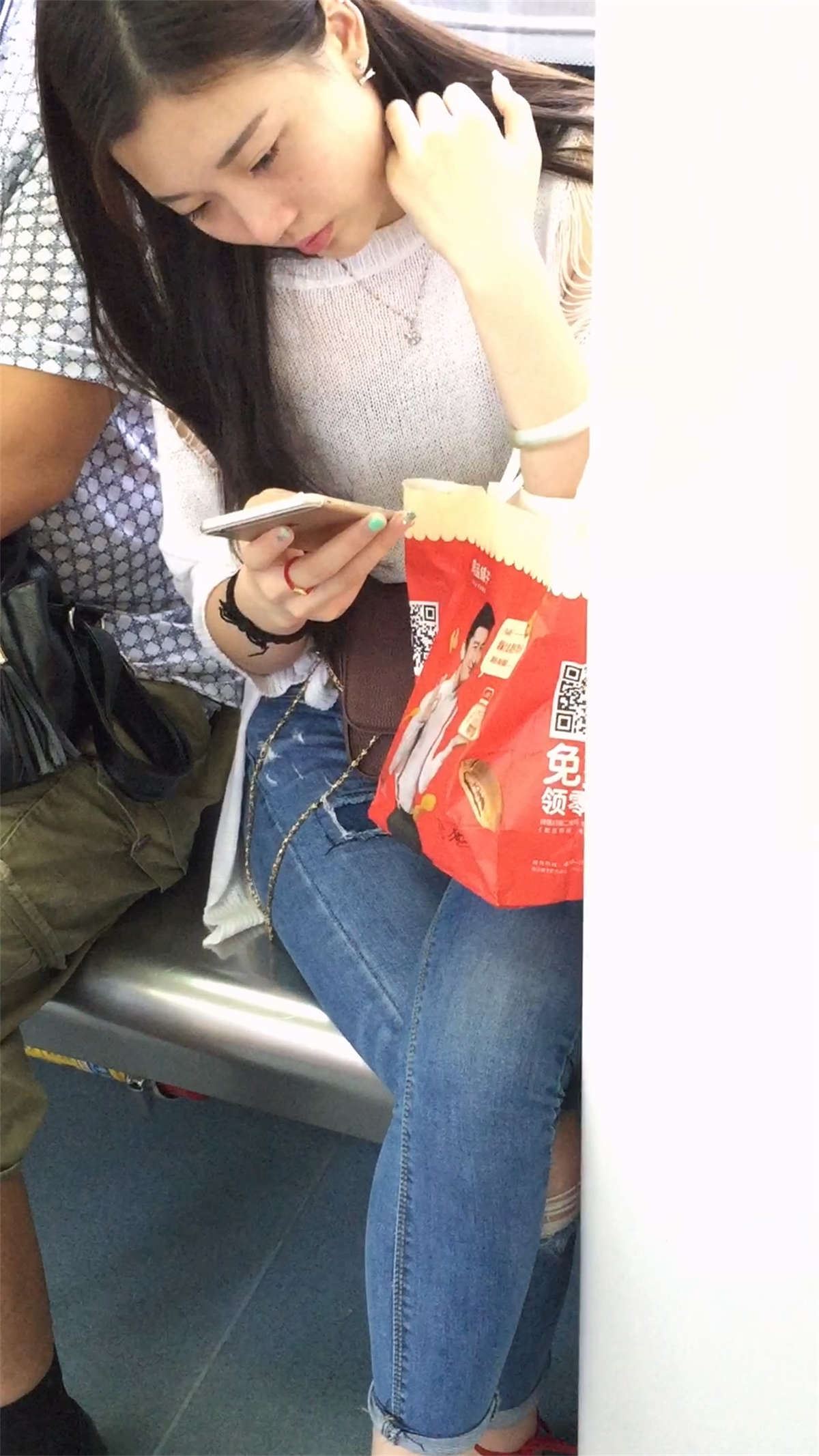 坐在地上冲电的美女