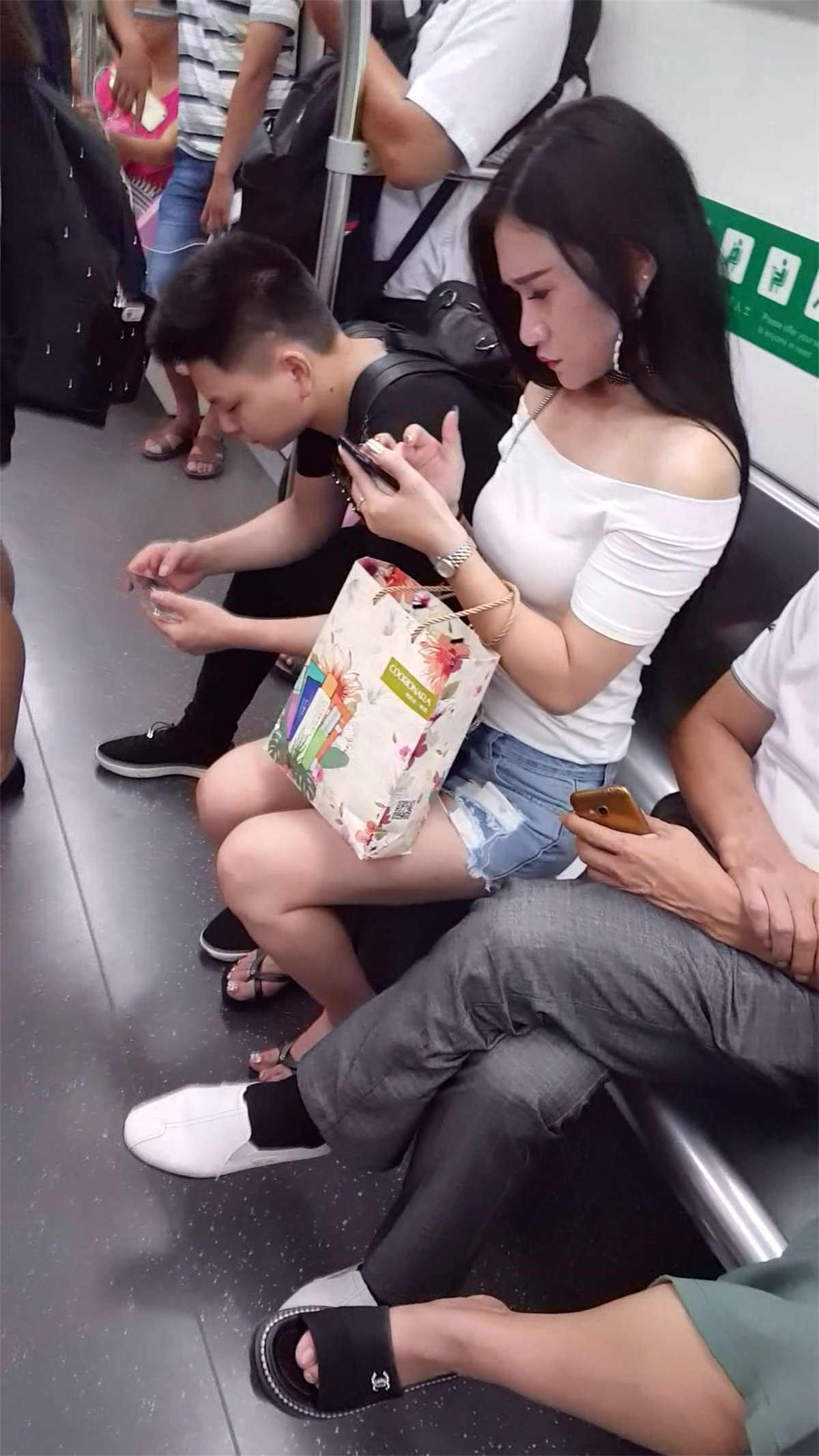 地铁上身材前凸后翘的气质少妇