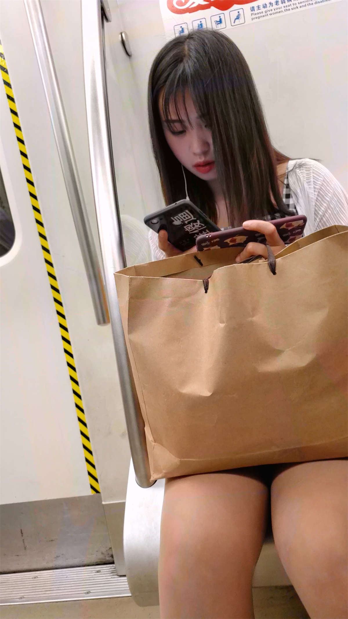 地铁上的小女子