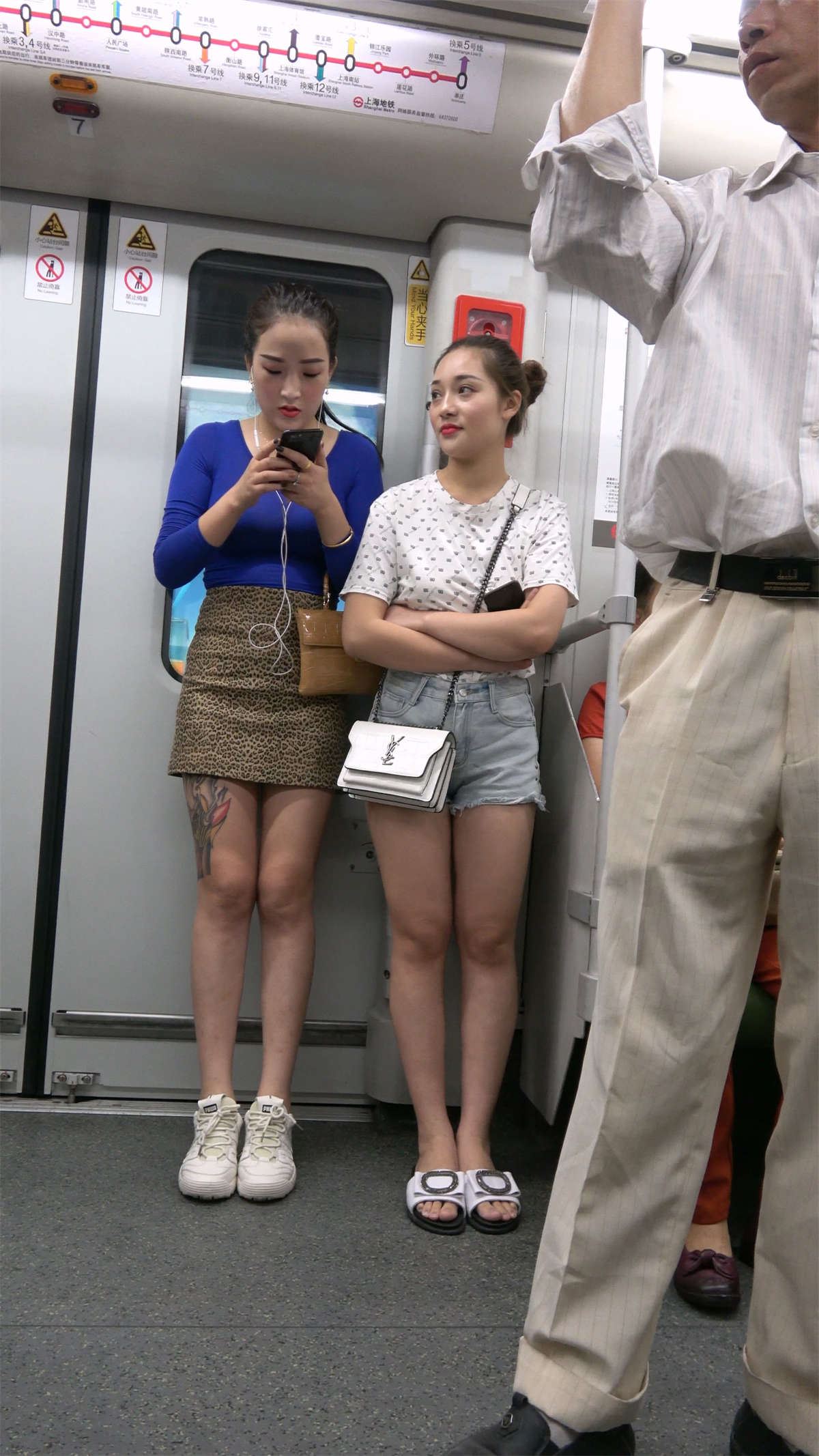 蓝色紧身T恤豹纹短裙美女