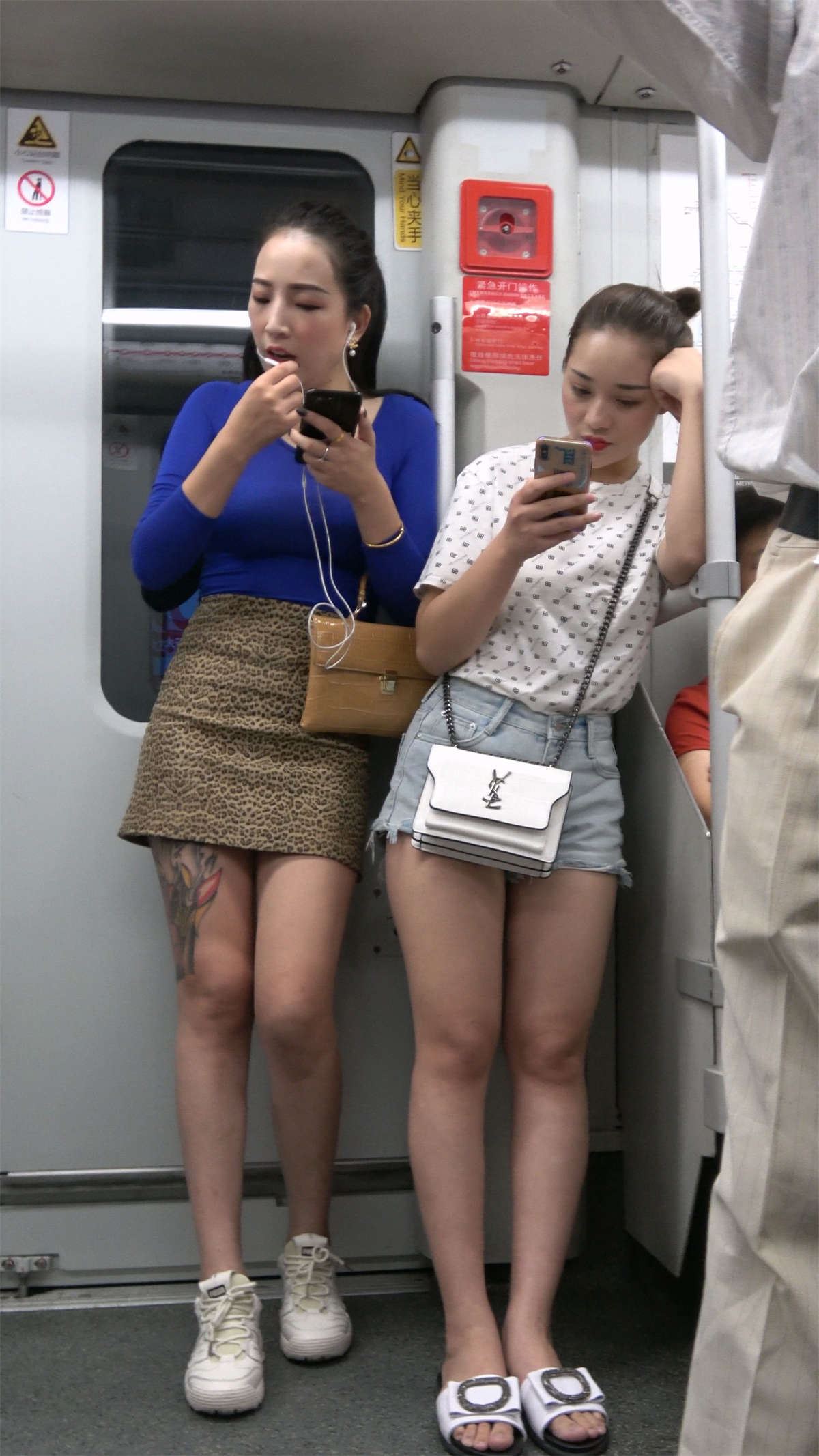 蓝色紧身T恤豹纹短裙美女