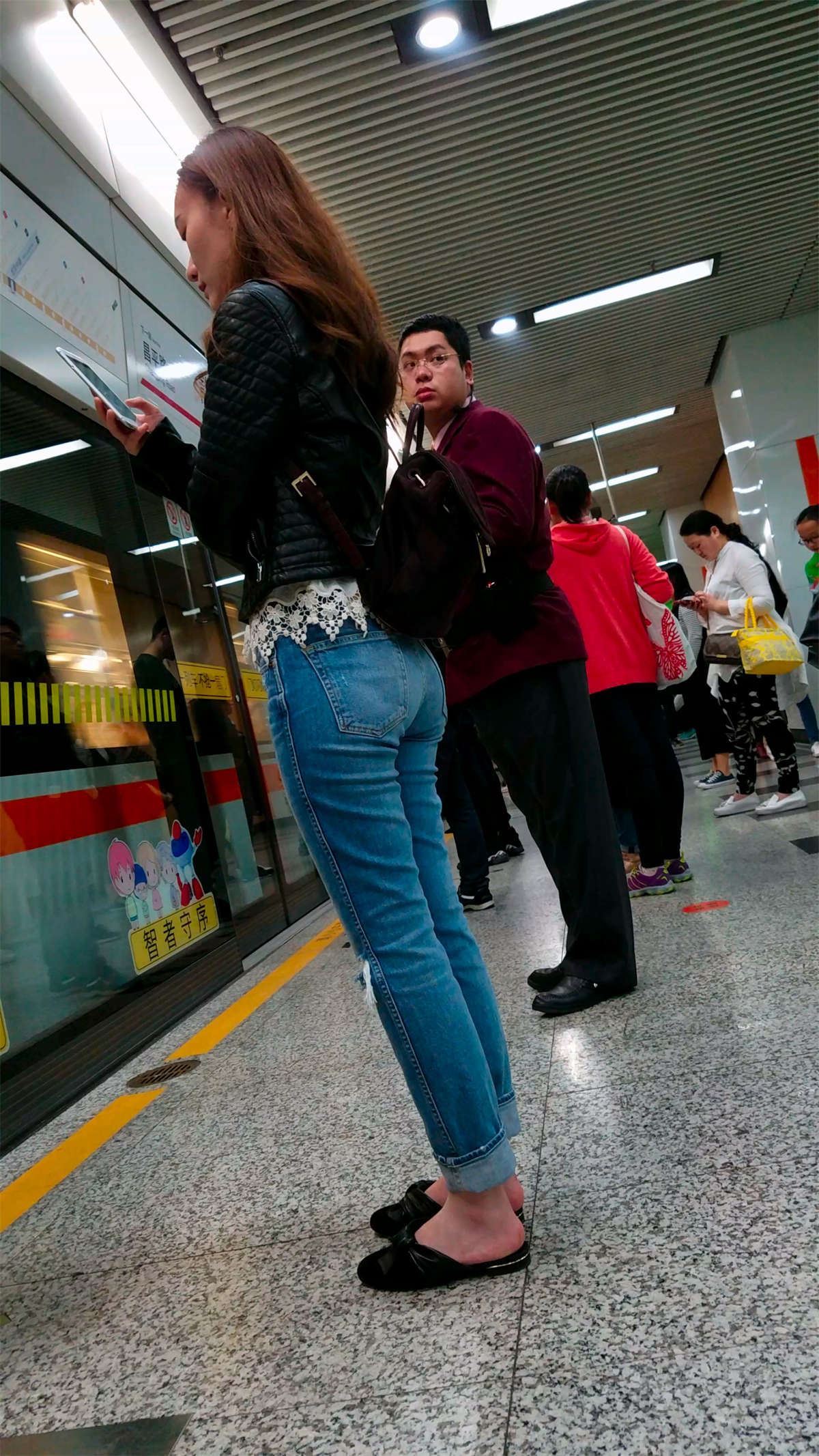 破洞紧身蓝色牛仔裤小姐姐