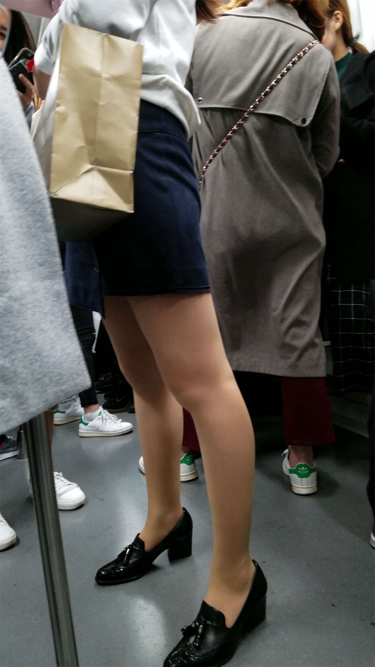 地铁拍摄蓝色包臀裙肉色丝袜OL美妇