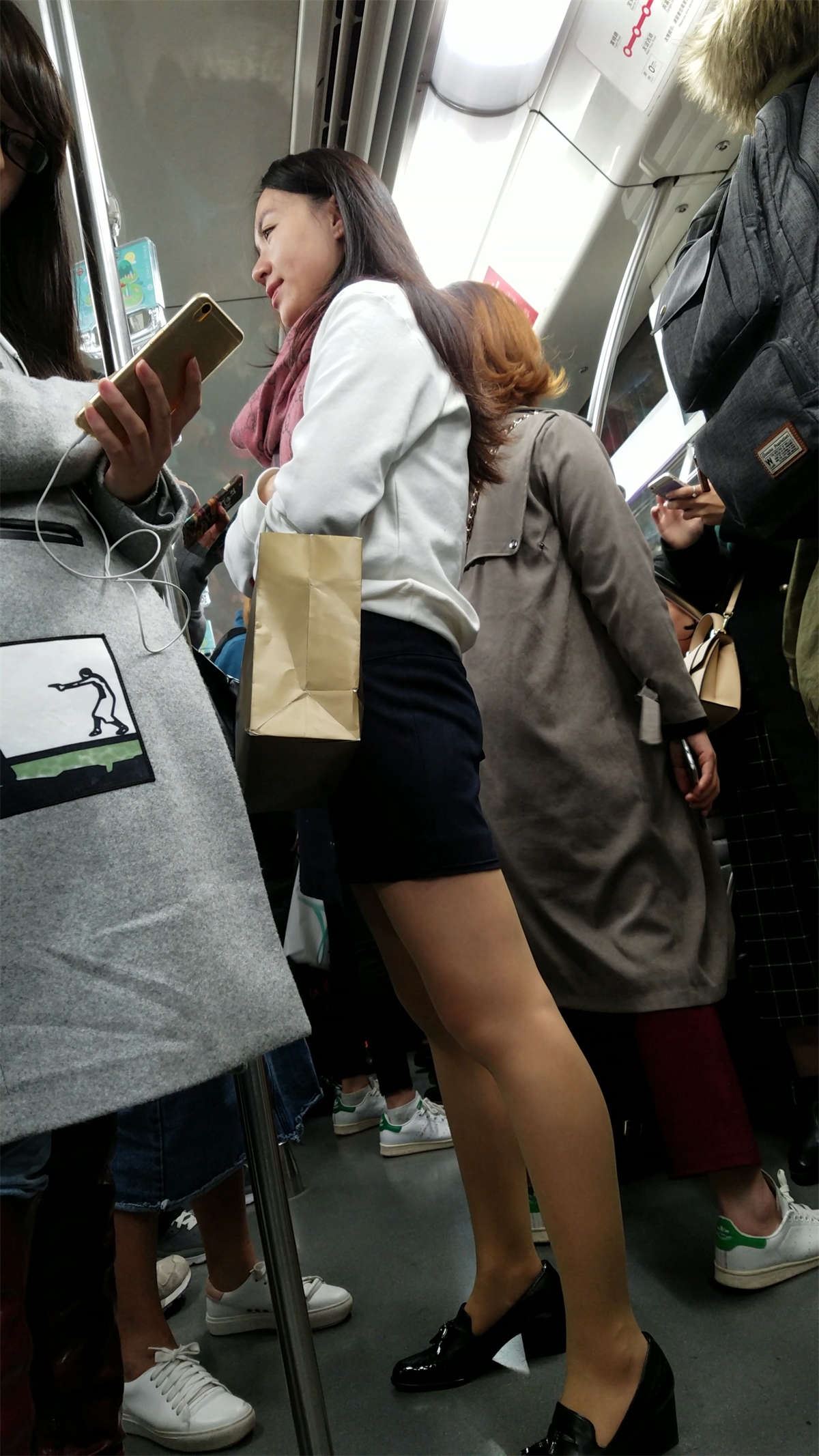 地铁拍摄蓝色包臀裙肉色丝袜OL美妇
