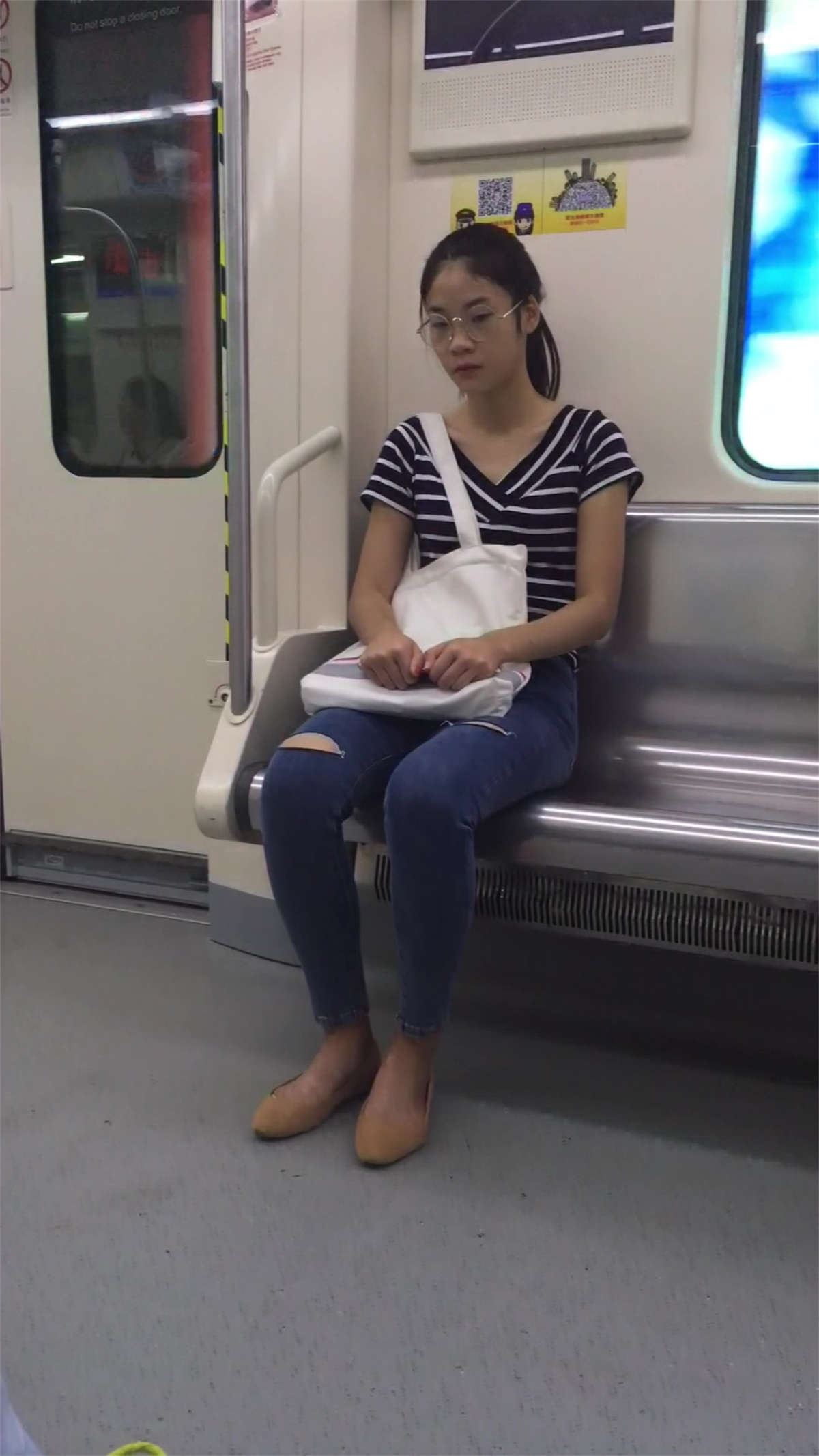 地铁蓝色紧身牛仔裤文静妹子
