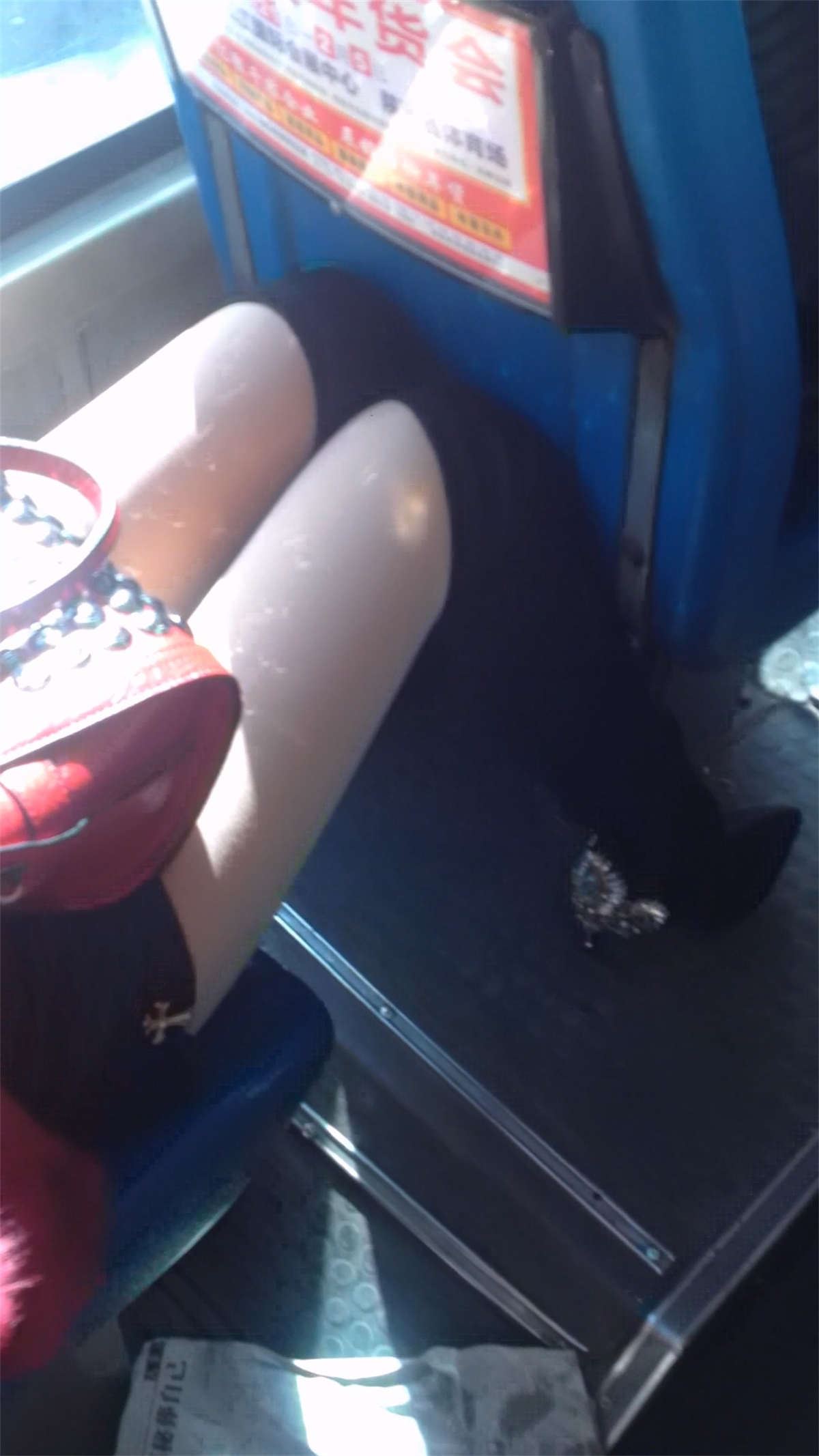 黑色高跟长筒靴肉色丝袜少妇