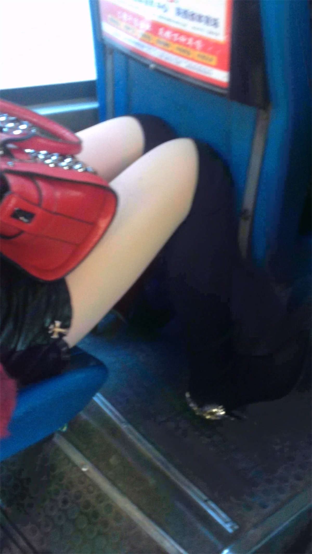 黑色高跟长筒靴肉色丝袜少妇