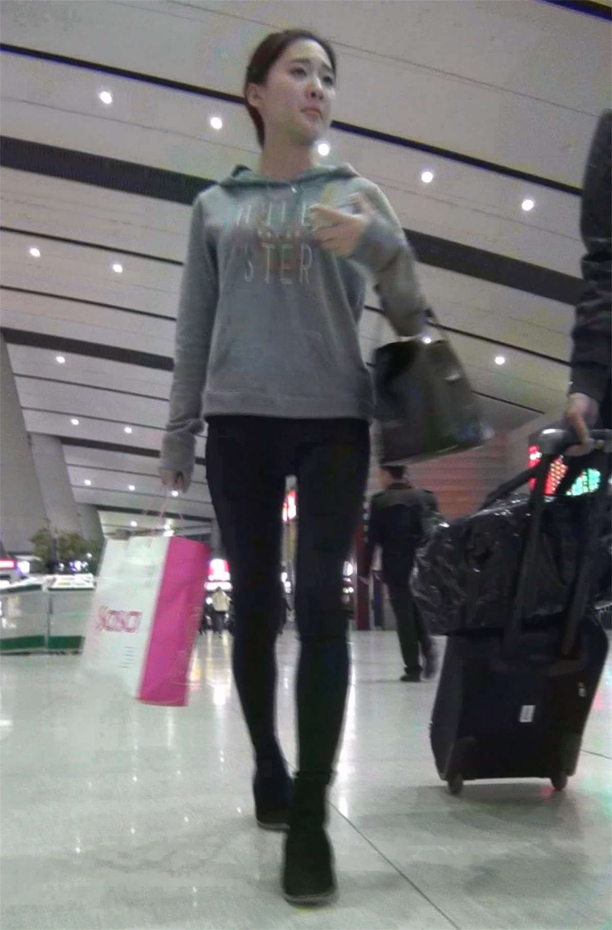 黑色紧身裤美女