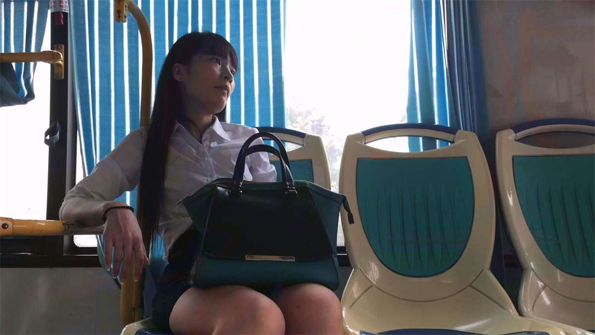 上班公交遇见白领OL白腿美眉