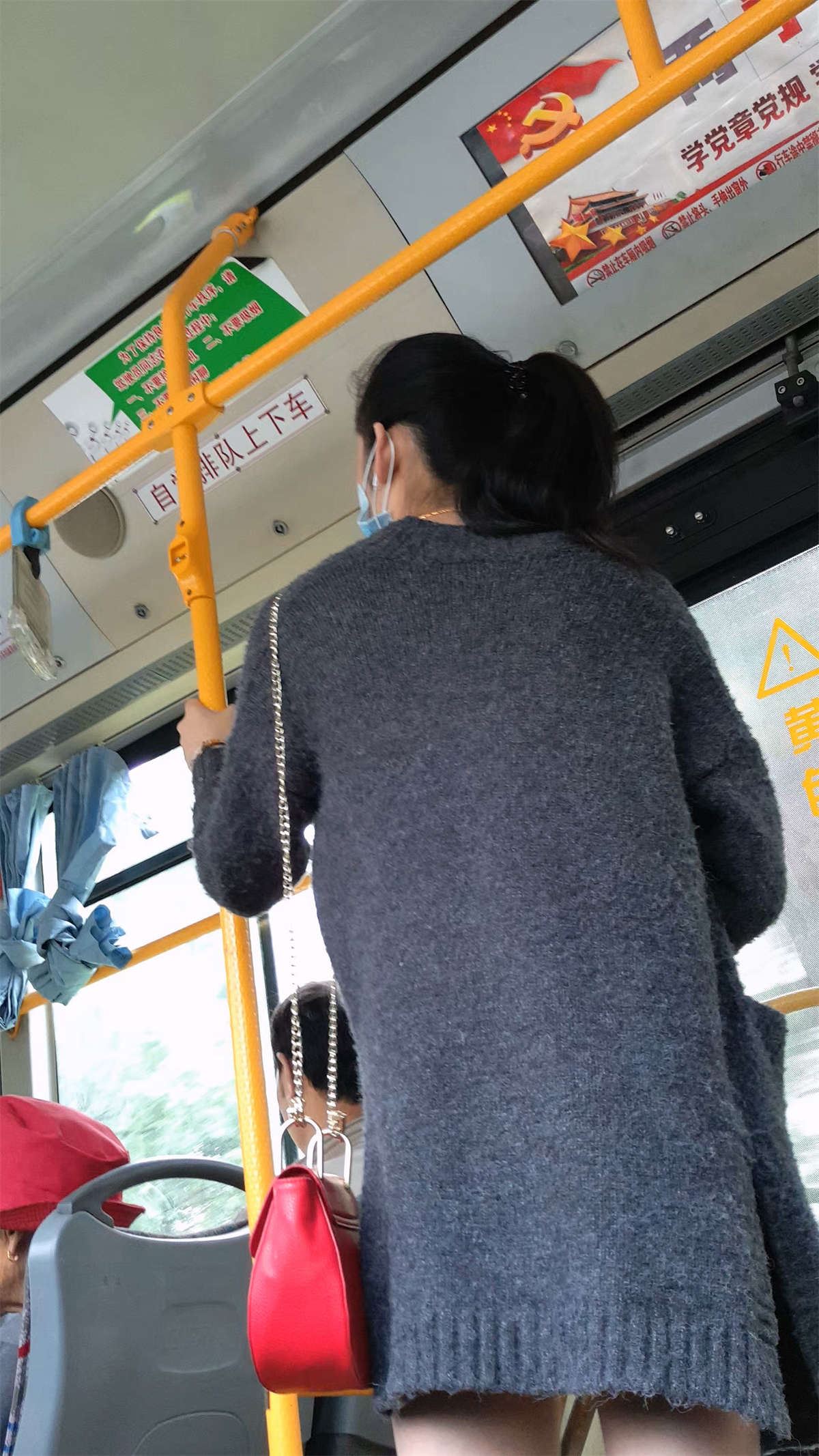 长线衫光腿长腿美眉
