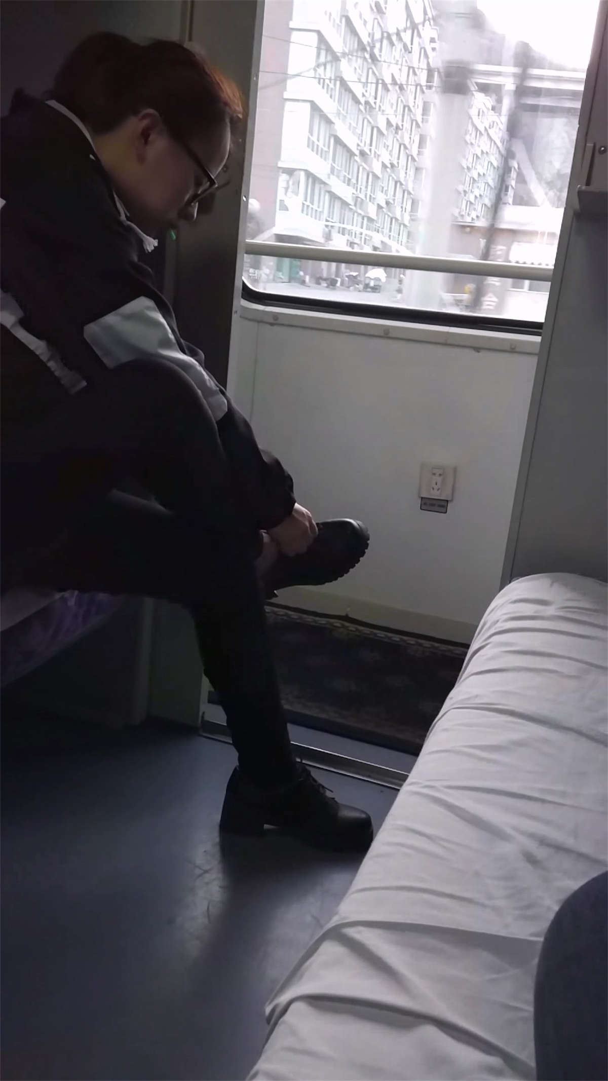 火车上我上铺的美女