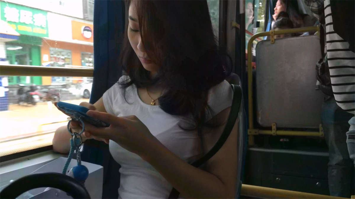 等公车的紧身牛仔翘臀美女