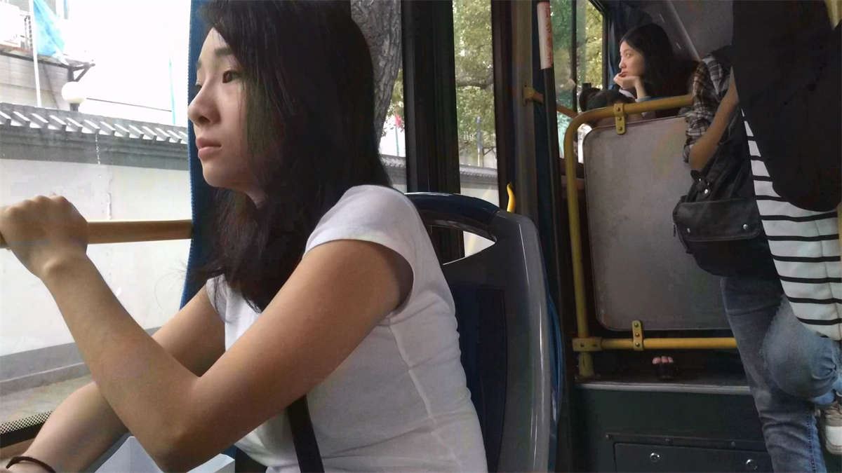 等公车的紧身牛仔翘臀美女