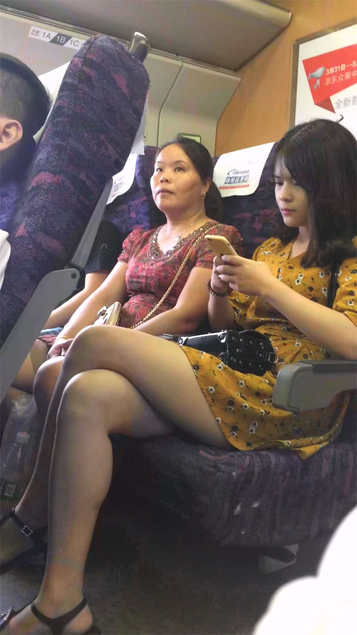 黄色连衣裙美眉极品大美女