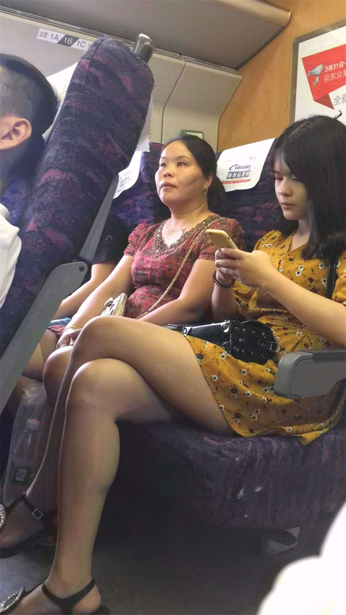 黄色连衣裙美眉极品大美女