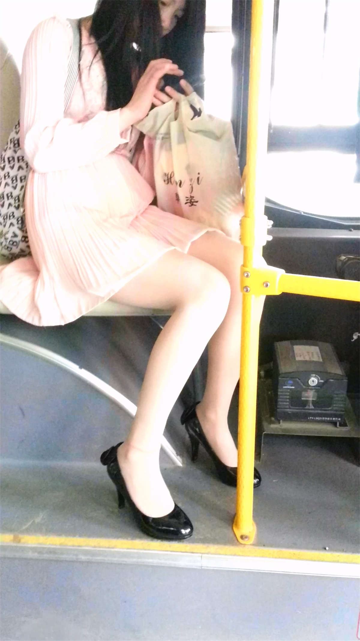 公汽上的美女
