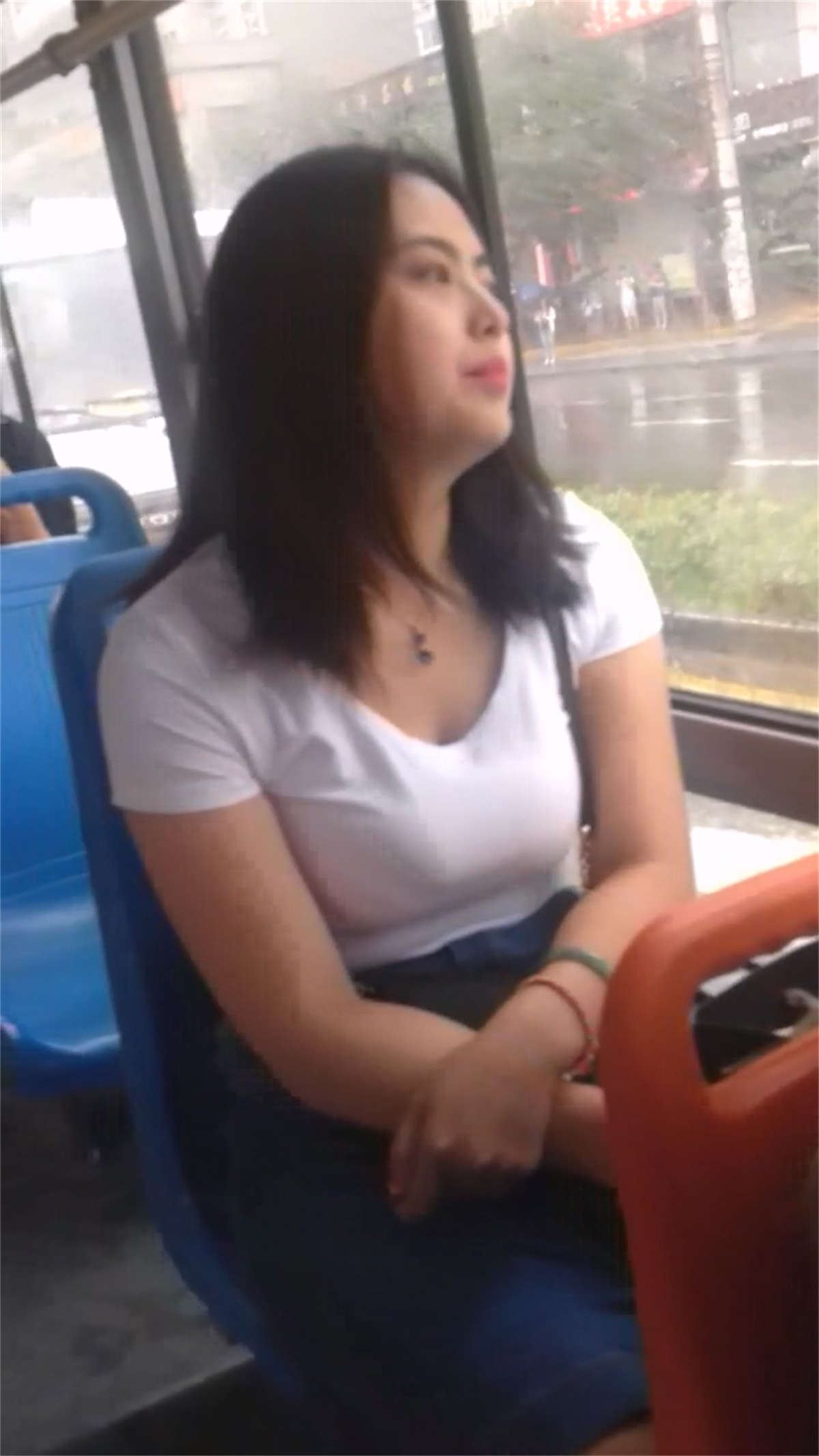 公交车上的漂亮小姐姐