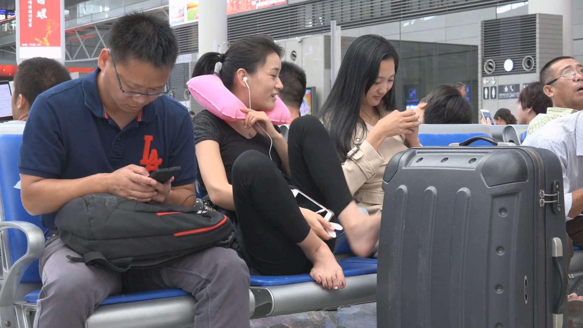 候车室的凉高跟美足姐妹