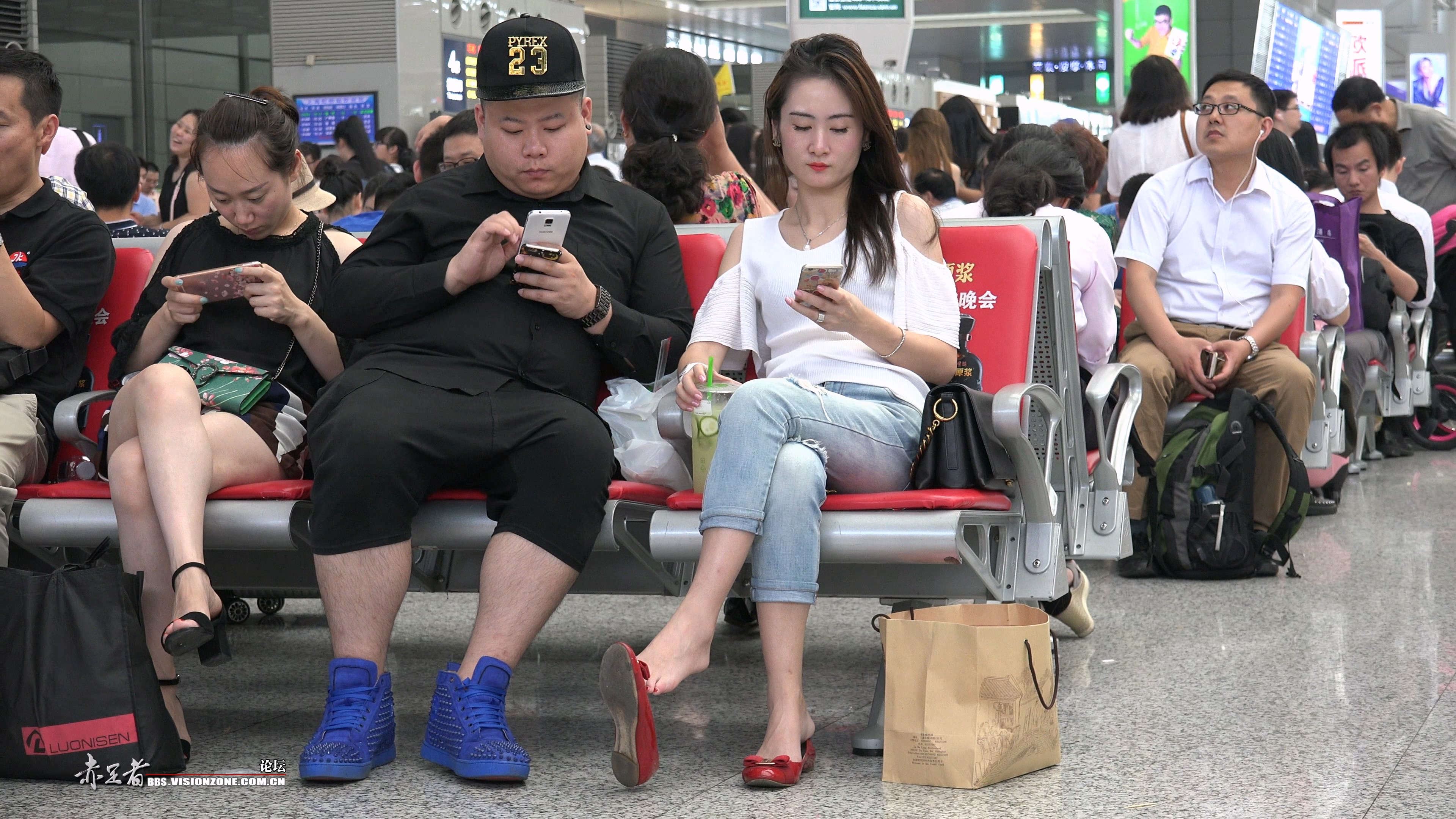 红鞋紧身牛仔超高颜值美足美女