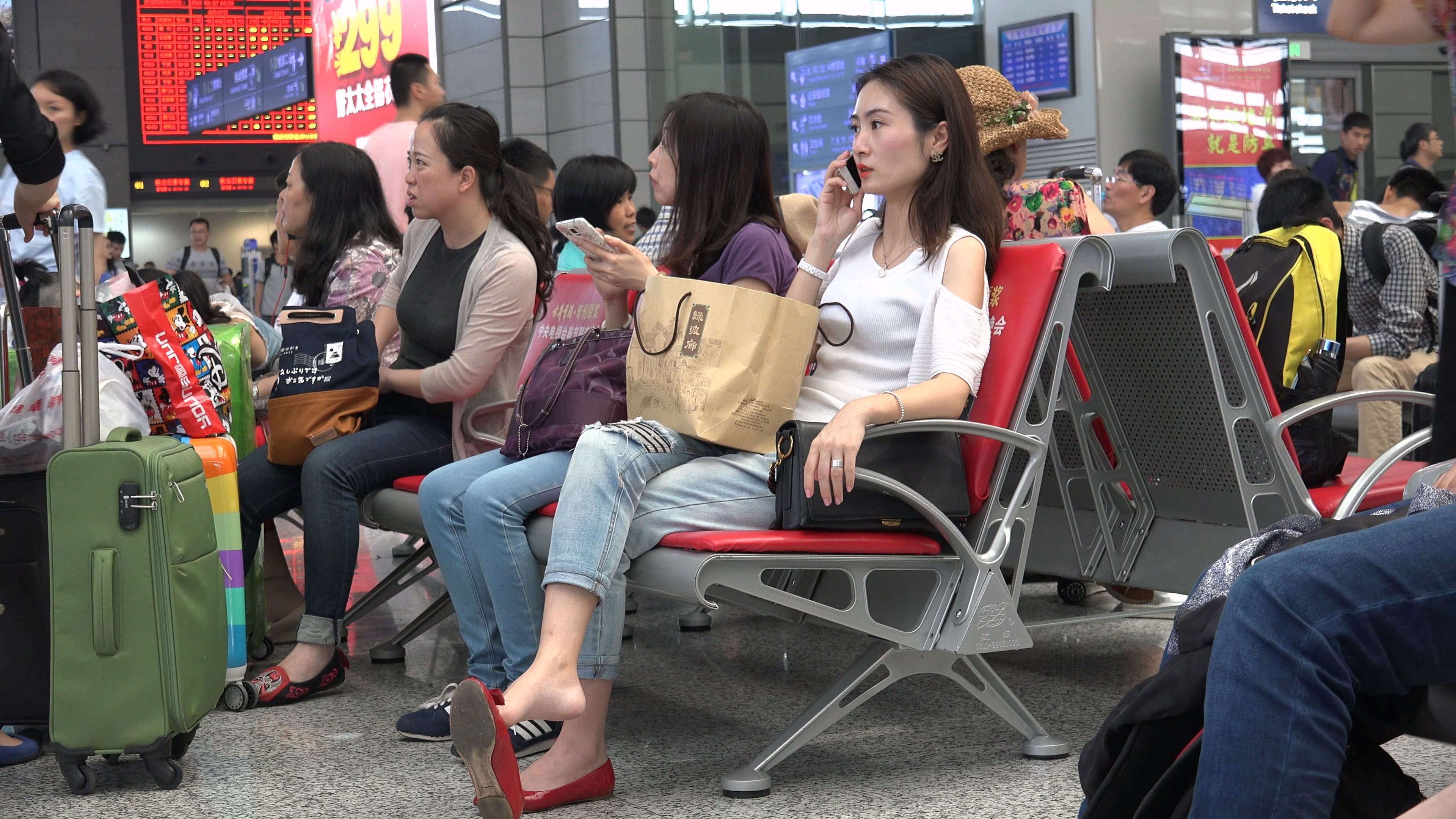 红鞋紧身牛仔超高颜值美足美女