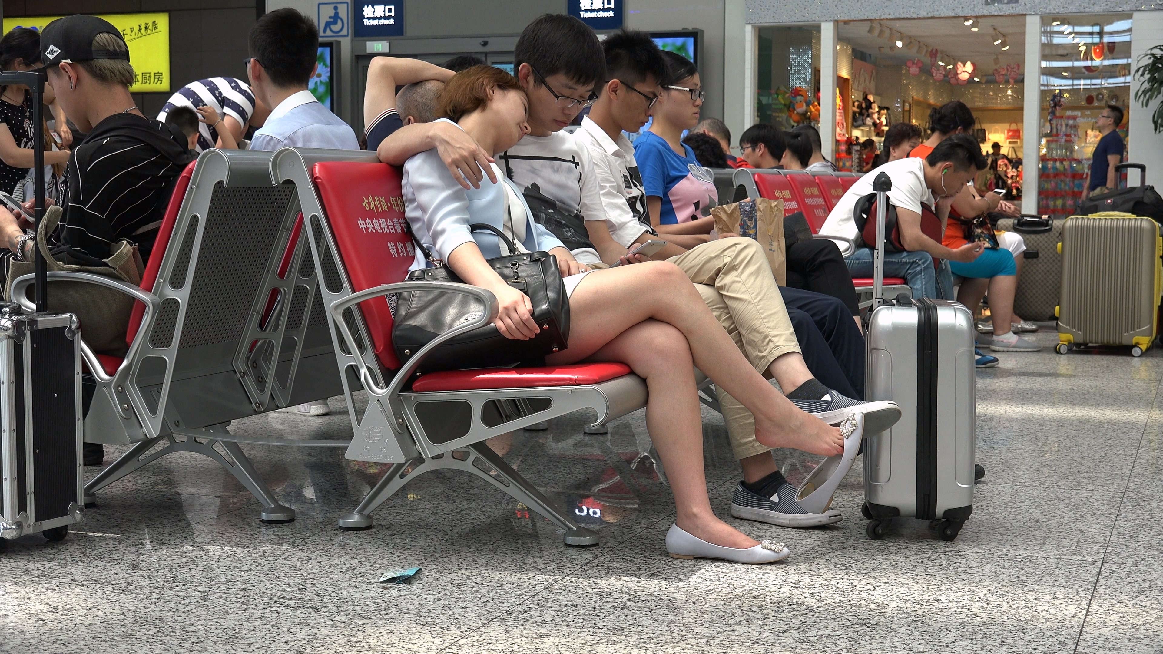 短裙美腿街拍美女