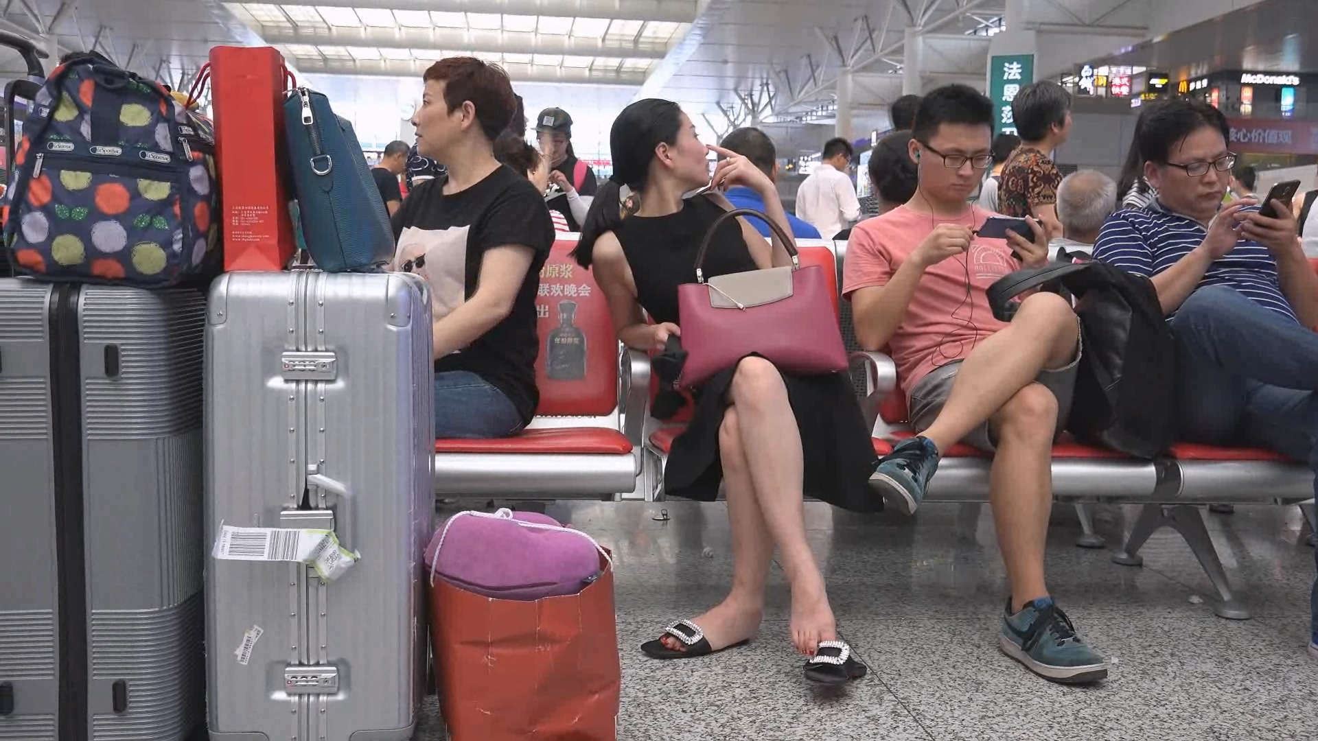 黑色连衣裙美妇