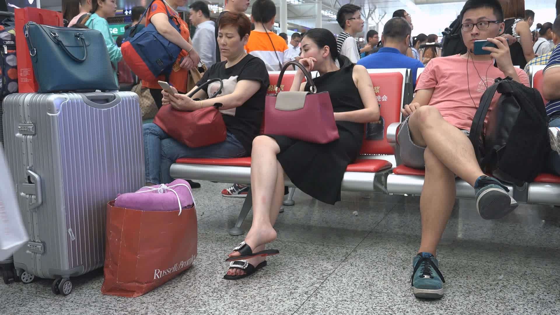 黑色连衣裙美妇