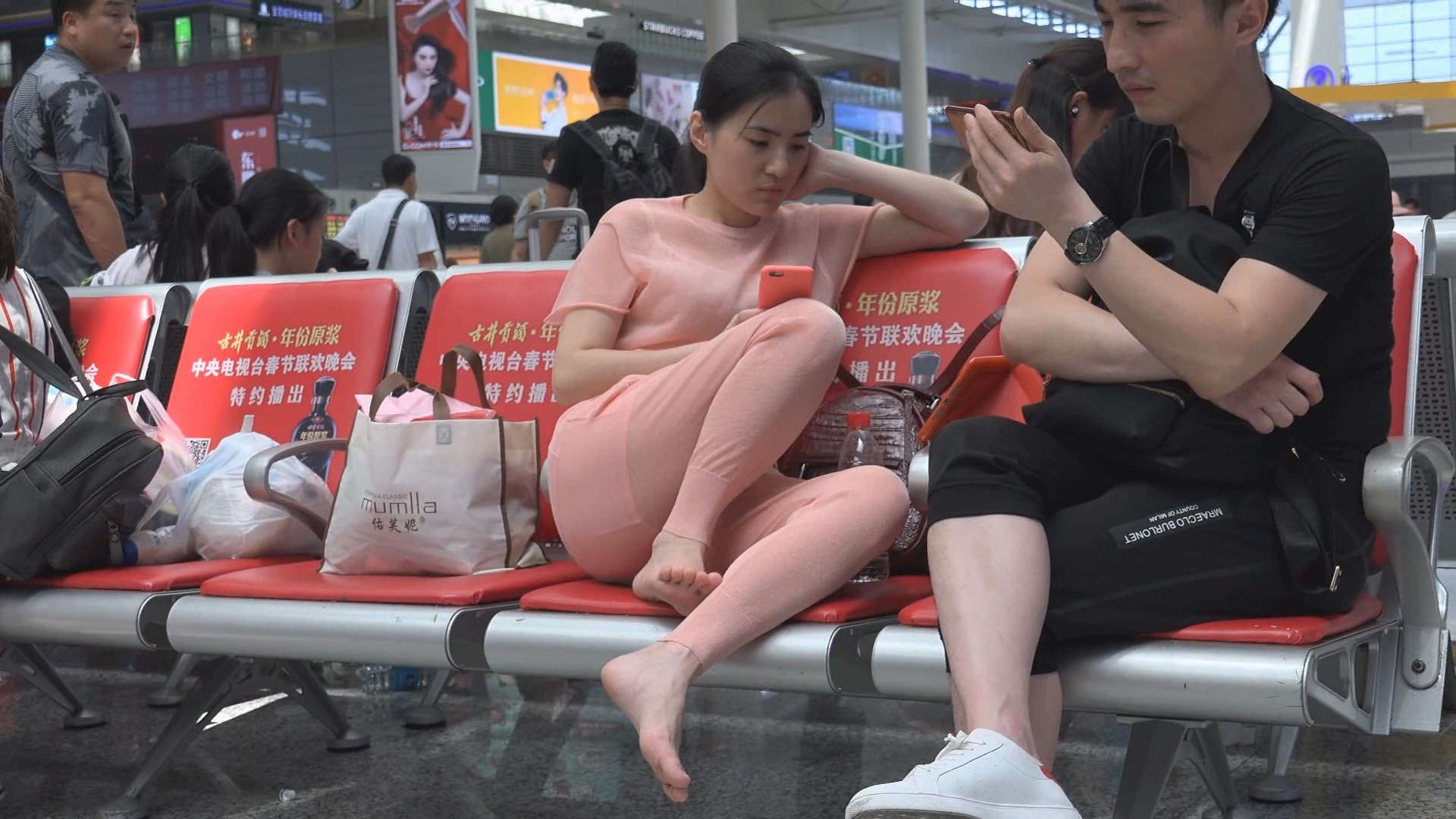 粉衣粉裤成熟美妇