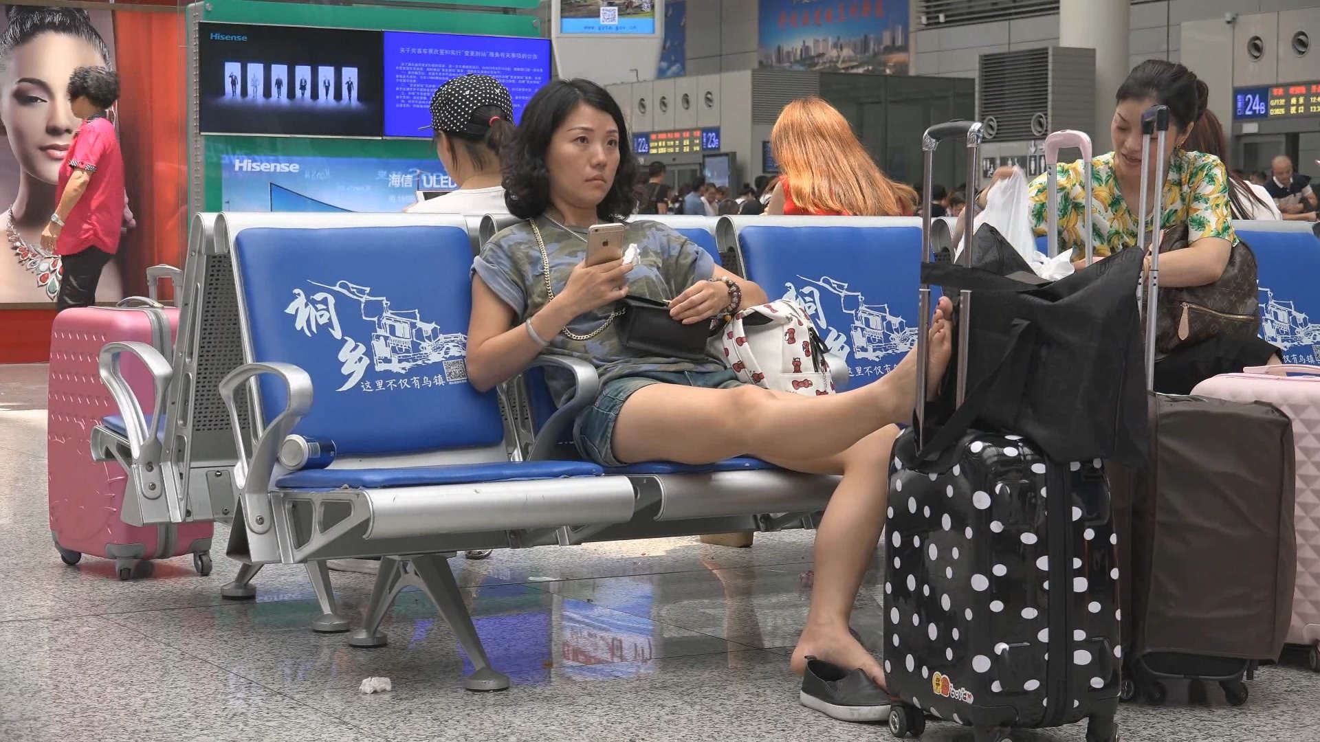 把脚放到行李箱上的妹子