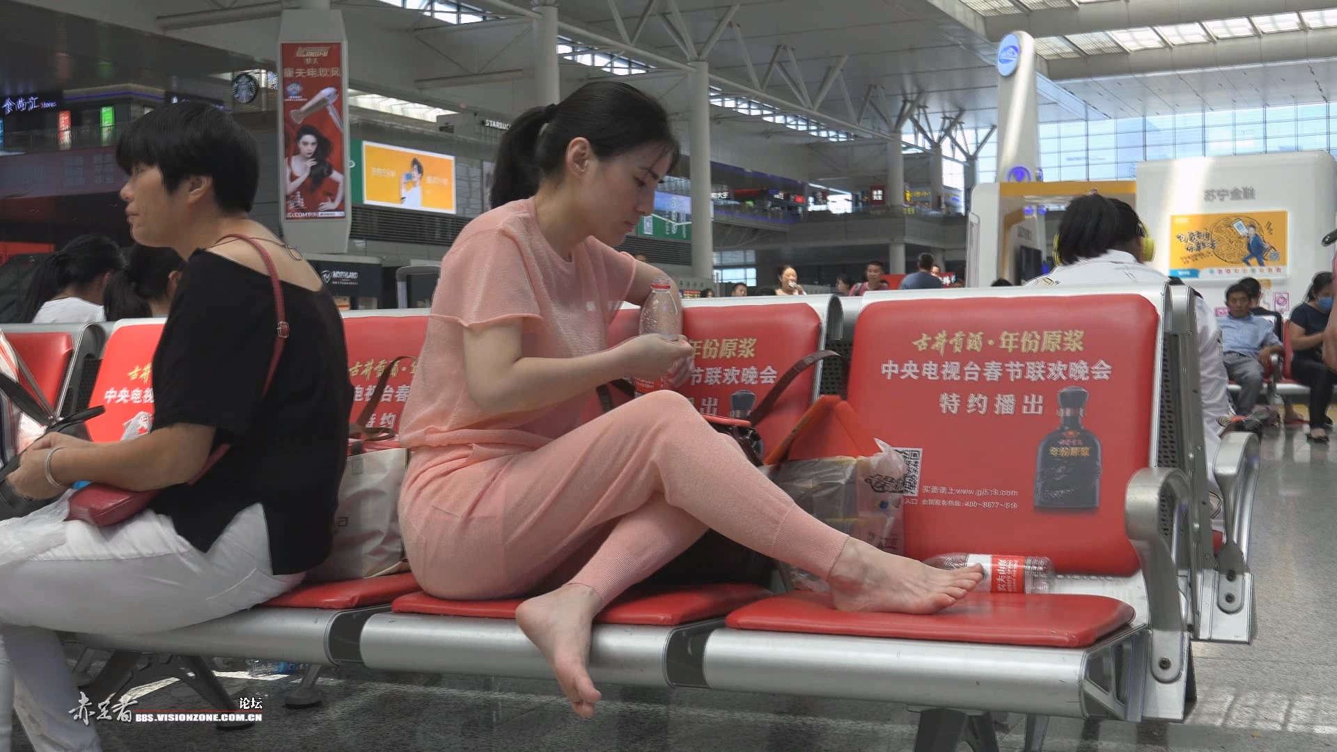 粉衣粉裤成熟美妇