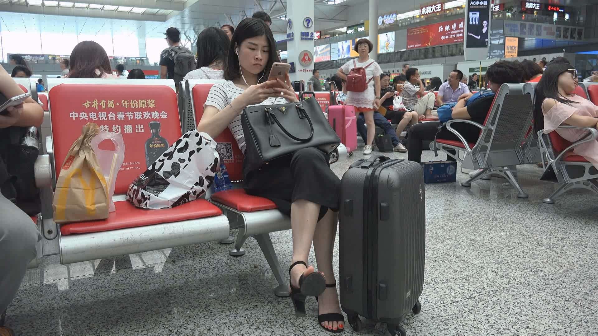 红色美甲街拍凉高跟美女