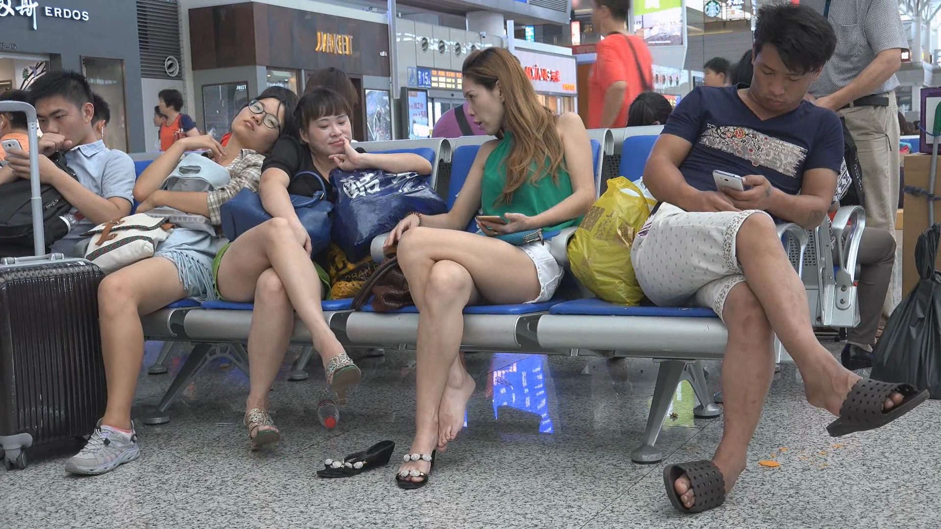 成熟美妇晾脚挑鞋
