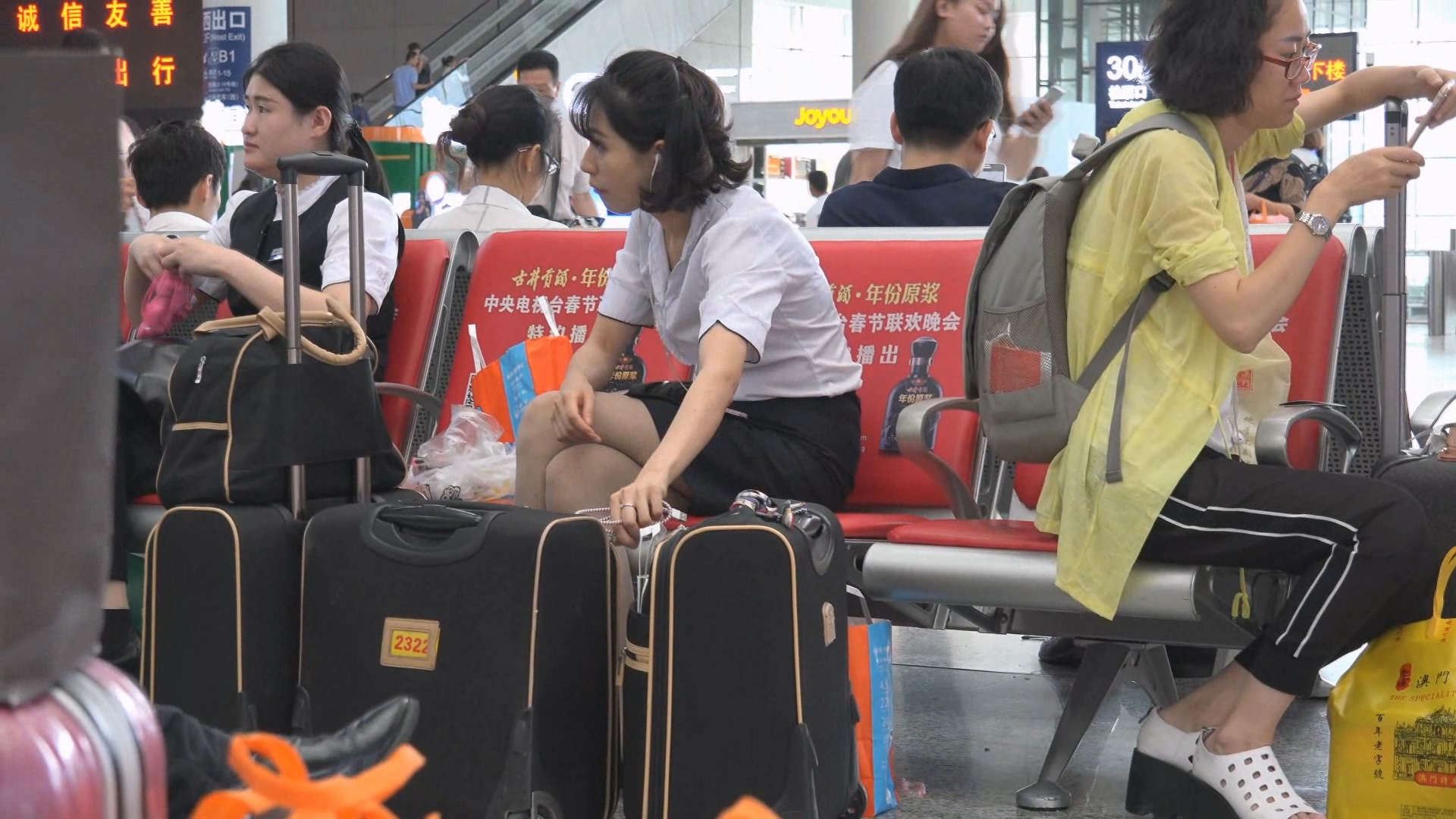 高铁候车室的丝袜美足美腿白衬衫美女