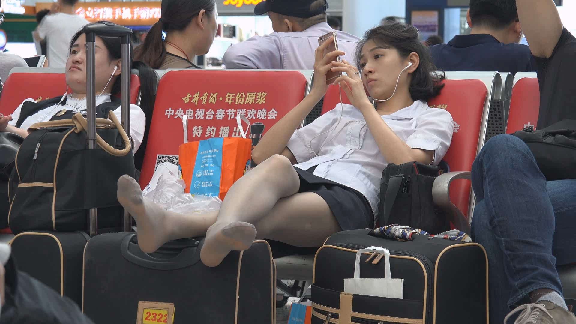 高铁候车室的丝袜美足美腿白衬衫美女