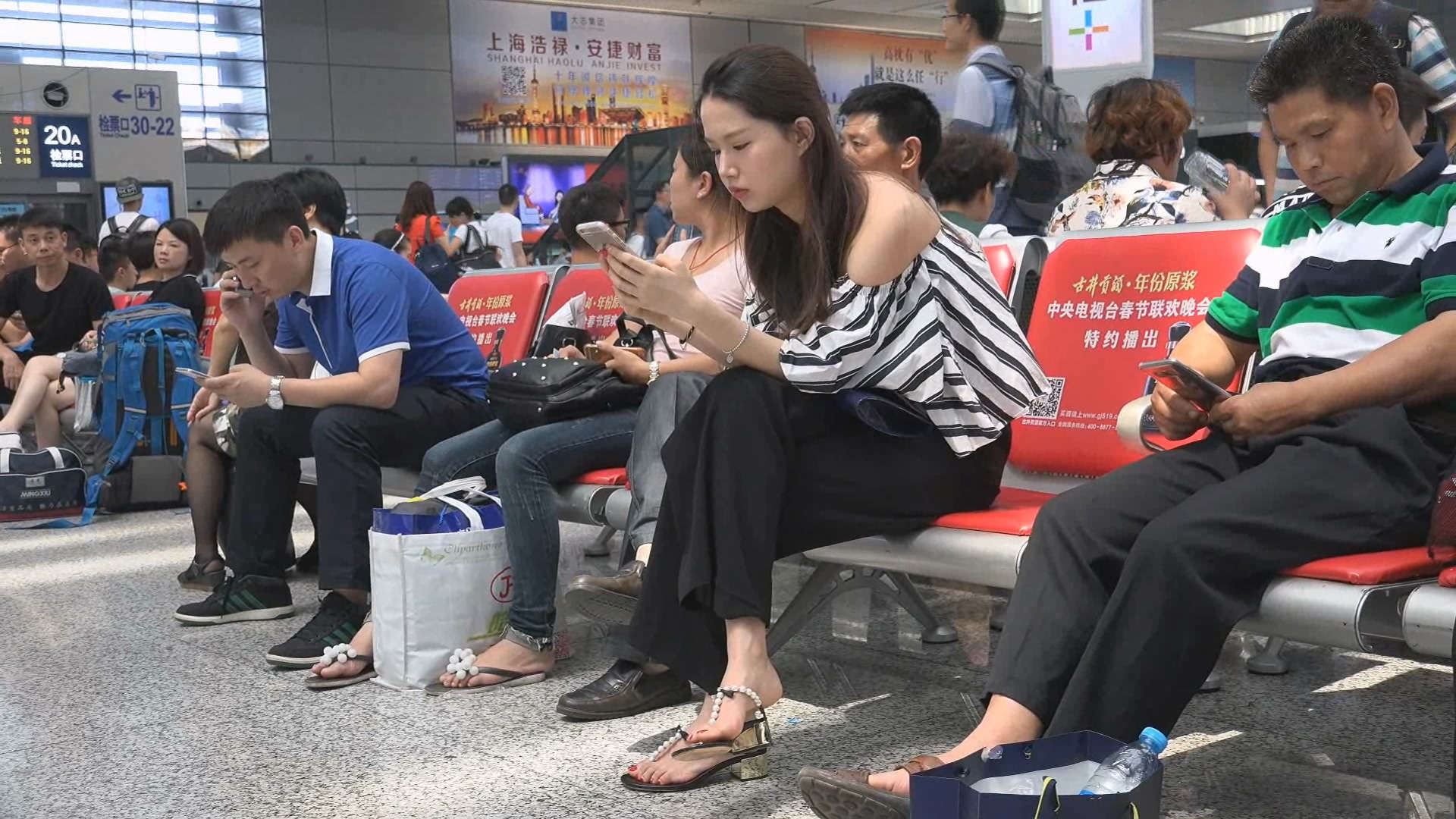 鲜嫩的玉足凉高跟气质小姐姐