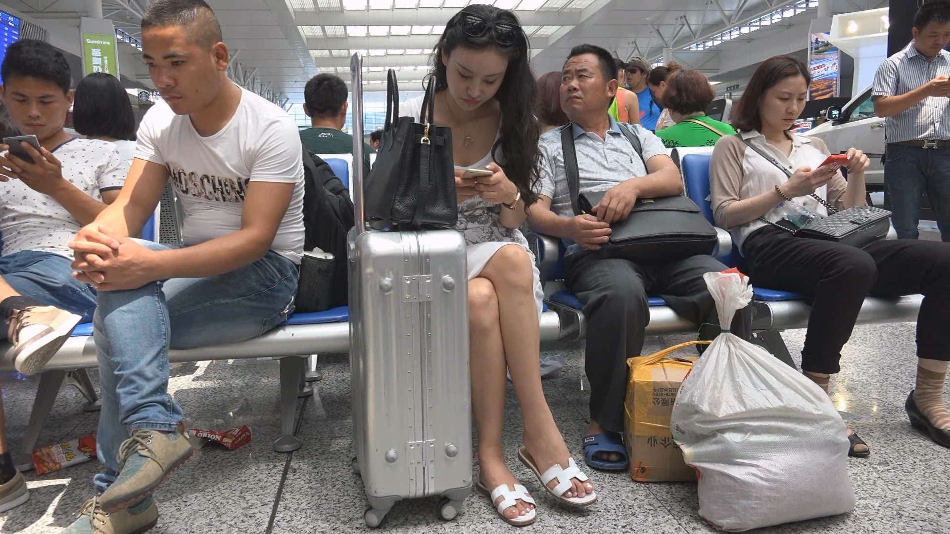 高铁候车室的拖鞋美足连衣裙美女