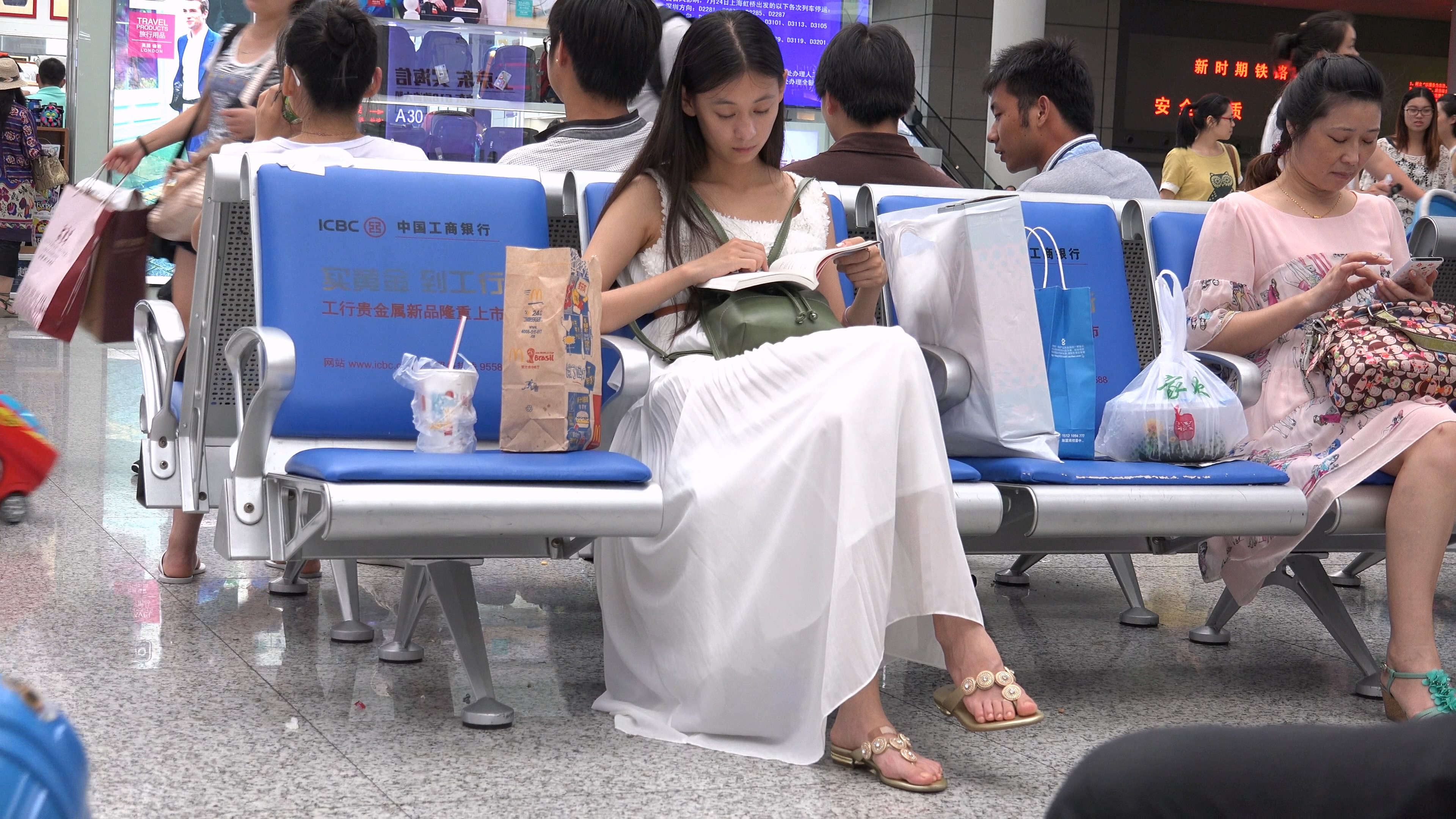 候车时也认真学习的美女